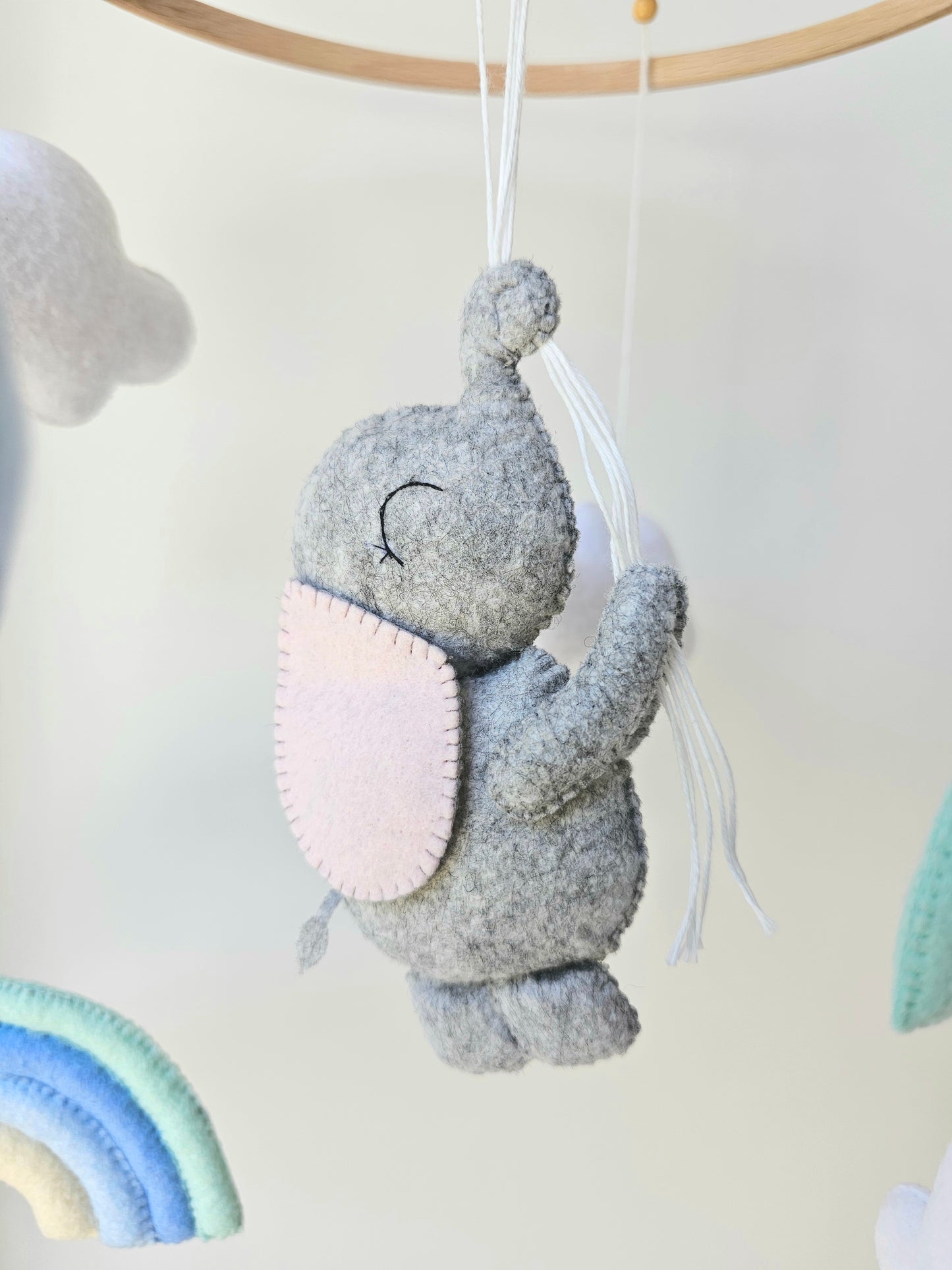 Selbstgemachtes Babymobile mit liebevoll handgefertigten Figuren und Formen, ideal für das Kinderbett oder den Kinderwagen. Hergestellt aus weichem, hochwertigem Filz in bunten Farben, fördert das Babymobile die visuelle und sensorische Entwicklung des Babys. Leicht und sicher aufzuhängen, schafft es eine beruhigende und kreative Umgebung für Ihr Kind.