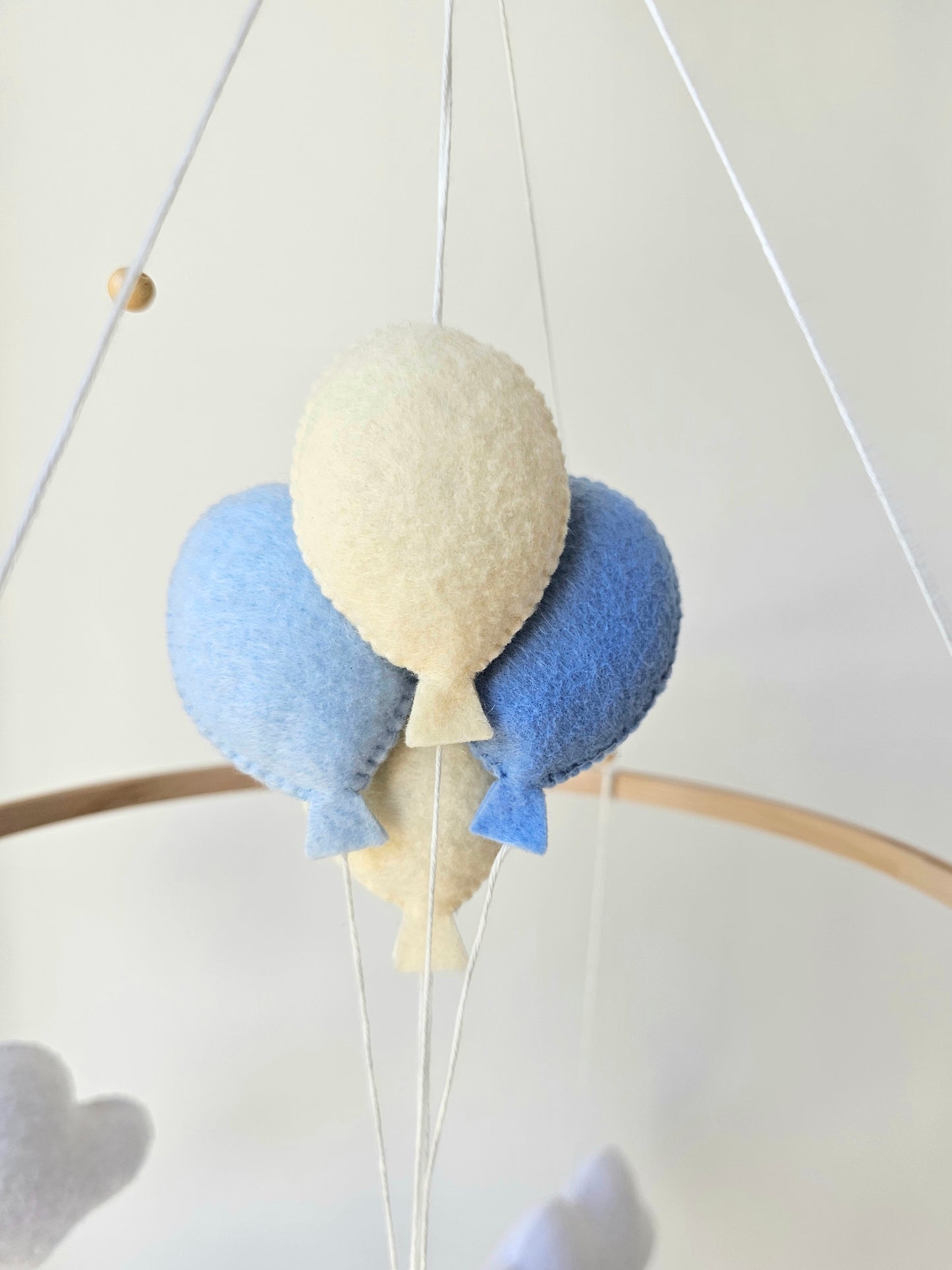 Selbstgemachtes Babymobile mit liebevoll handgefertigten Figuren und Formen, ideal für das Kinderbett oder den Kinderwagen. Hergestellt aus weichem, hochwertigem Filz in bunten Farben, fördert das Babymobile die visuelle und sensorische Entwicklung des Babys. Leicht und sicher aufzuhängen, schafft es eine beruhigende und kreative Umgebung für Ihr Kind.