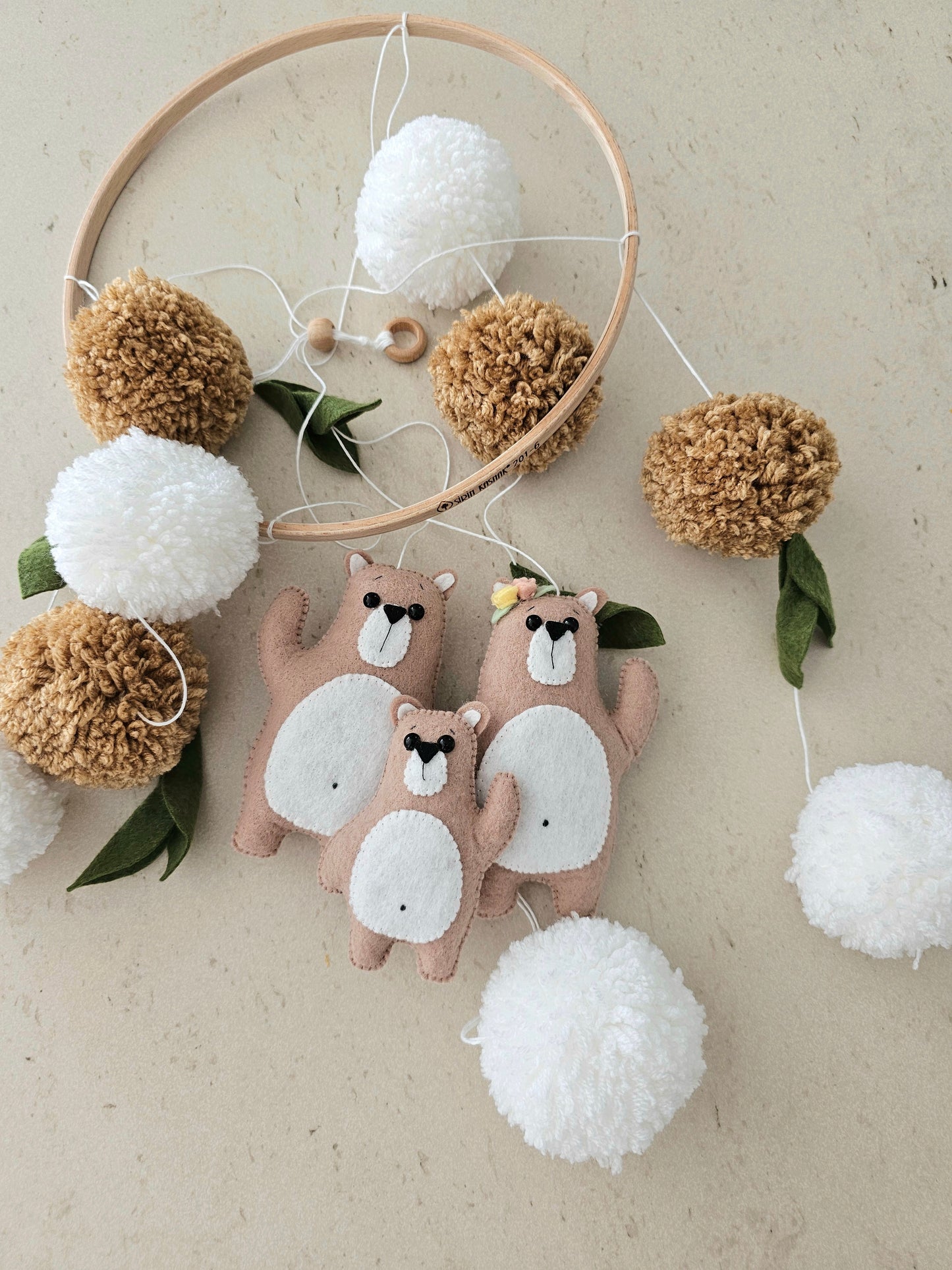 Selbstgemachtes Babymobile mit liebevoll handgefertigten Figuren und Formen, ideal für das Kinderbett oder den Kinderwagen. Hergestellt aus weichem, hochwertigem Filz in bunten Farben, fördert das Babymobile die visuelle und sensorische Entwicklung des Babys. Leicht und sicher aufzuhängen, schafft es eine beruhigende und kreative Umgebung für Ihr Kind.