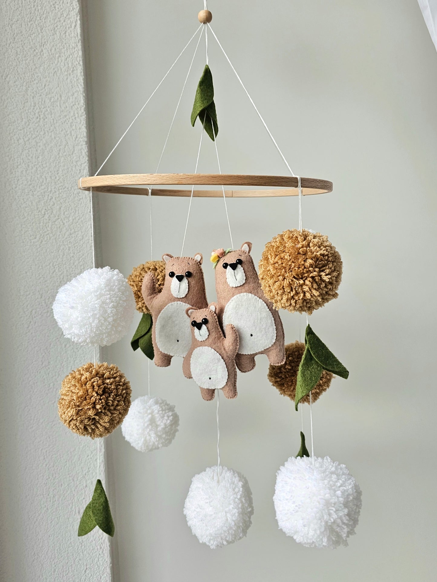 Selbstgemachtes Babymobile mit liebevoll handgefertigten Figuren und Formen, ideal für das Kinderbett oder den Kinderwagen. Hergestellt aus weichem, hochwertigem Filz in bunten Farben, fördert das Babymobile die visuelle und sensorische Entwicklung des Babys. Leicht und sicher aufzuhängen, schafft es eine beruhigende und kreative Umgebung für Ihr Kind.