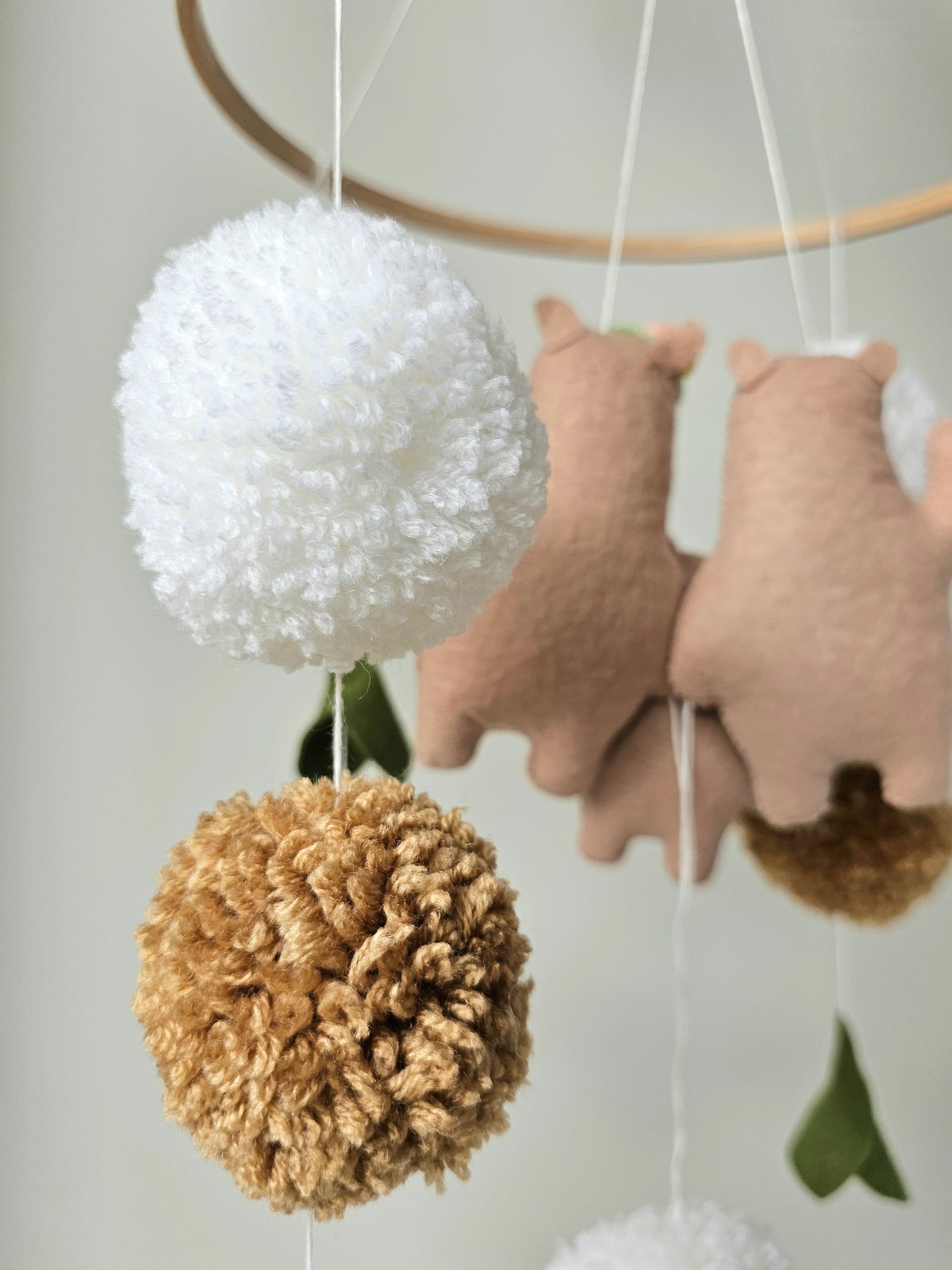 Selbstgemachtes Babymobile mit liebevoll handgefertigten Figuren und Formen, ideal für das Kinderbett oder den Kinderwagen. Hergestellt aus weichem, hochwertigem Filz in bunten Farben, fördert das Babymobile die visuelle und sensorische Entwicklung des Babys. Leicht und sicher aufzuhängen, schafft es eine beruhigende und kreative Umgebung für Ihr Kind.
