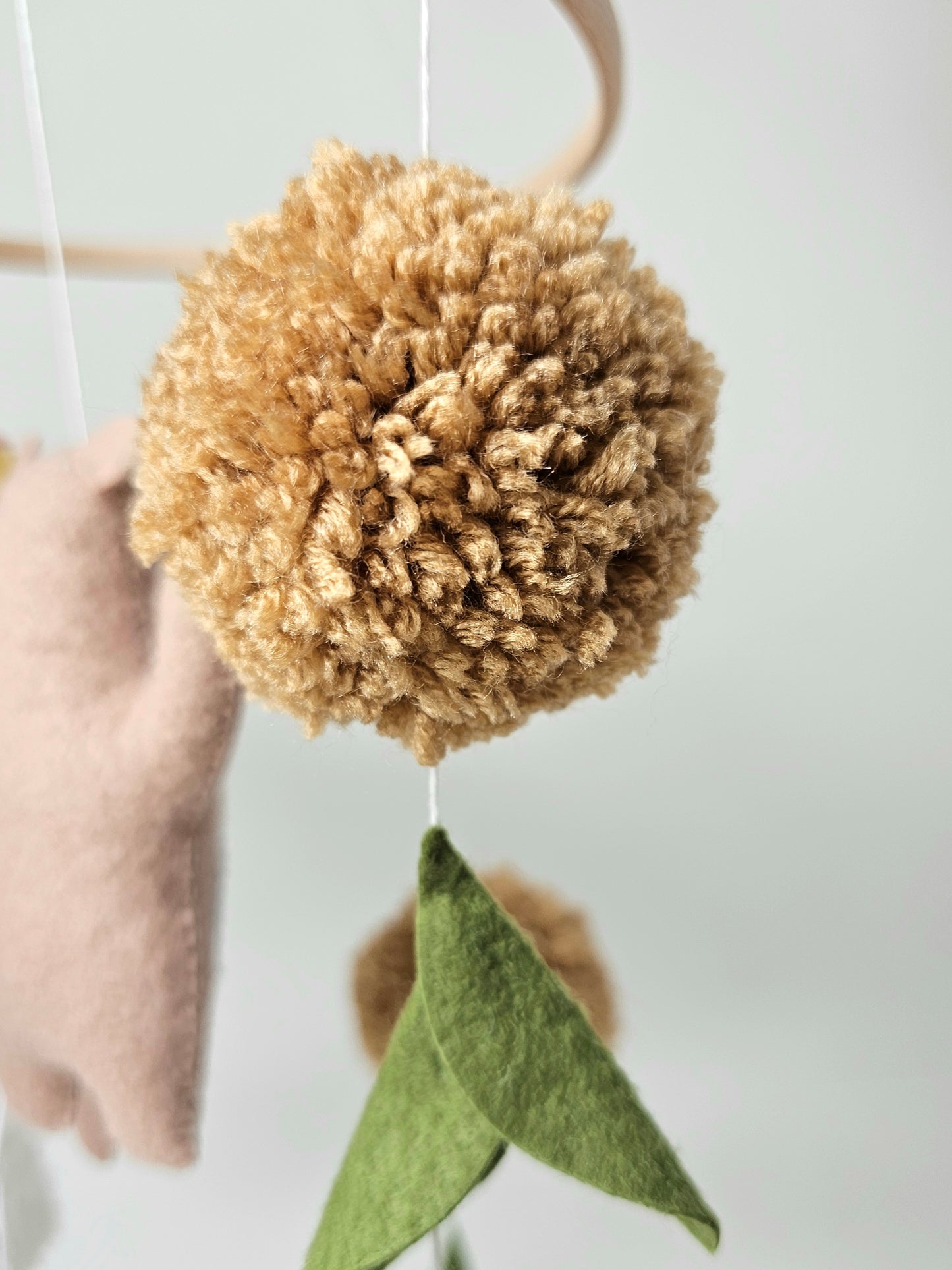 Selbstgemachtes Babymobile mit liebevoll handgefertigten Figuren und Formen, ideal für das Kinderbett oder den Kinderwagen. Hergestellt aus weichem, hochwertigem Filz in bunten Farben, fördert das Babymobile die visuelle und sensorische Entwicklung des Babys. Leicht und sicher aufzuhängen, schafft es eine beruhigende und kreative Umgebung für Ihr Kind.