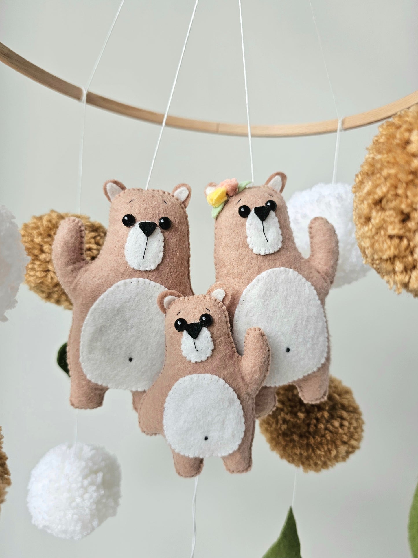 Selbstgemachtes Babymobile mit liebevoll handgefertigten Figuren und Formen, ideal für das Kinderbett oder den Kinderwagen. Hergestellt aus weichem, hochwertigem Filz in bunten Farben, fördert das Babymobile die visuelle und sensorische Entwicklung des Babys. Leicht und sicher aufzuhängen, schafft es eine beruhigende und kreative Umgebung für Ihr Kind.