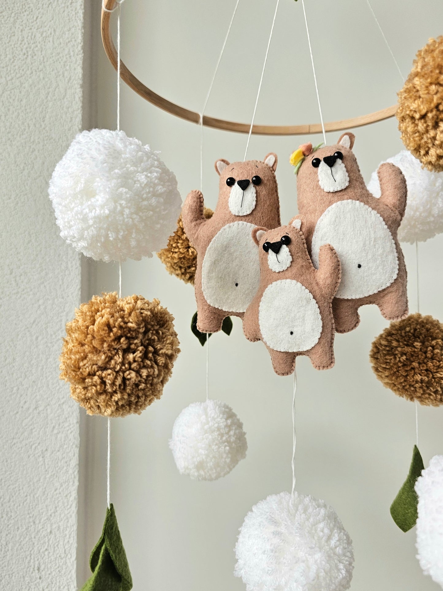 Selbstgemachtes Babymobile mit liebevoll handgefertigten Figuren und Formen, ideal für das Kinderbett oder den Kinderwagen. Hergestellt aus weichem, hochwertigem Filz in bunten Farben, fördert das Babymobile die visuelle und sensorische Entwicklung des Babys. Leicht und sicher aufzuhängen, schafft es eine beruhigende und kreative Umgebung für Ihr Kind.