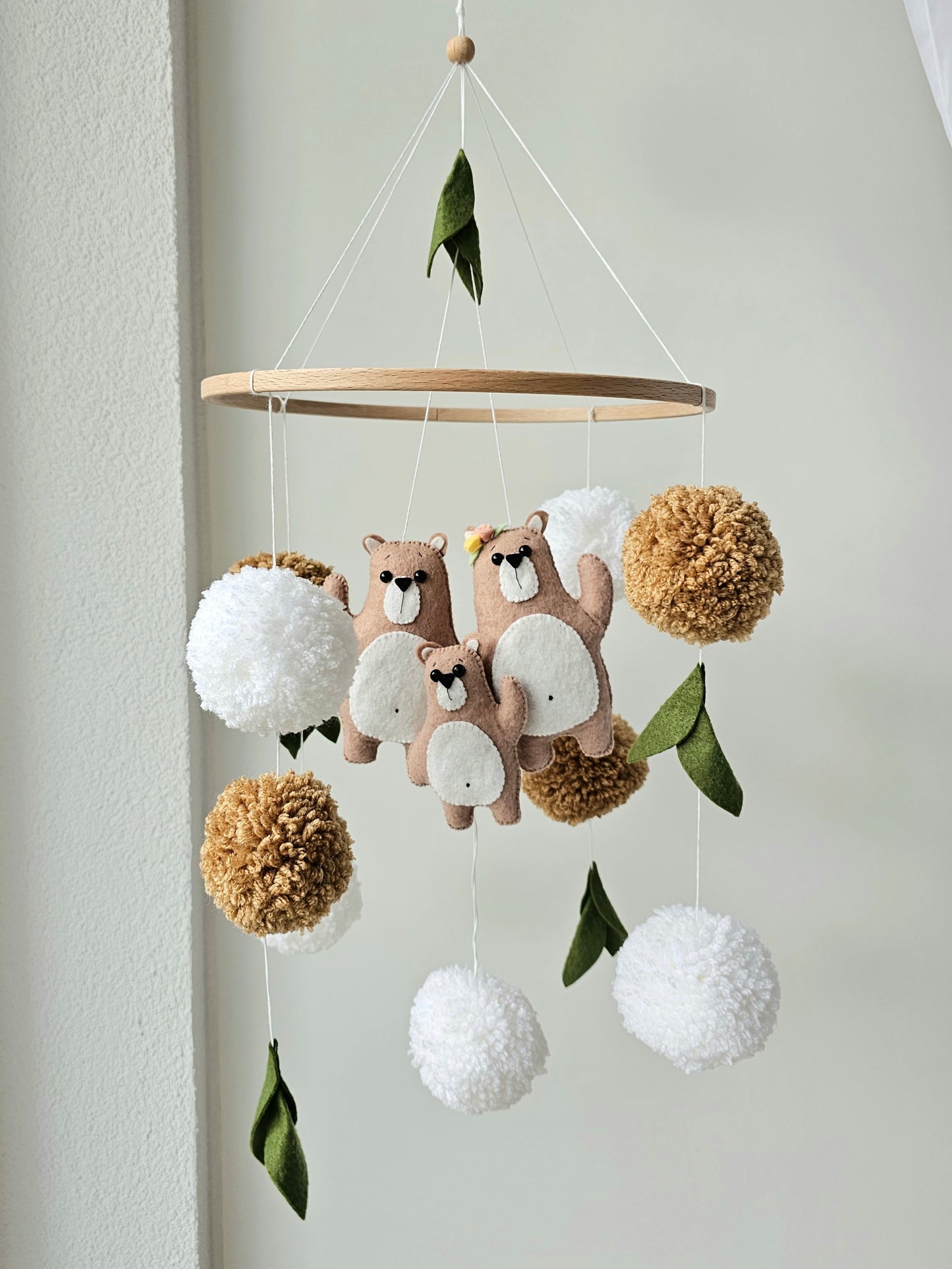 Selbstgemachtes Babymobile mit liebevoll handgefertigten Figuren und Formen, ideal für das Kinderbett oder den Kinderwagen. Hergestellt aus weichem, hochwertigem Filz in bunten Farben, fördert das Babymobile die visuelle und sensorische Entwicklung des Babys. Leicht und sicher aufzuhängen, schafft es eine beruhigende und kreative Umgebung für Ihr Kind.