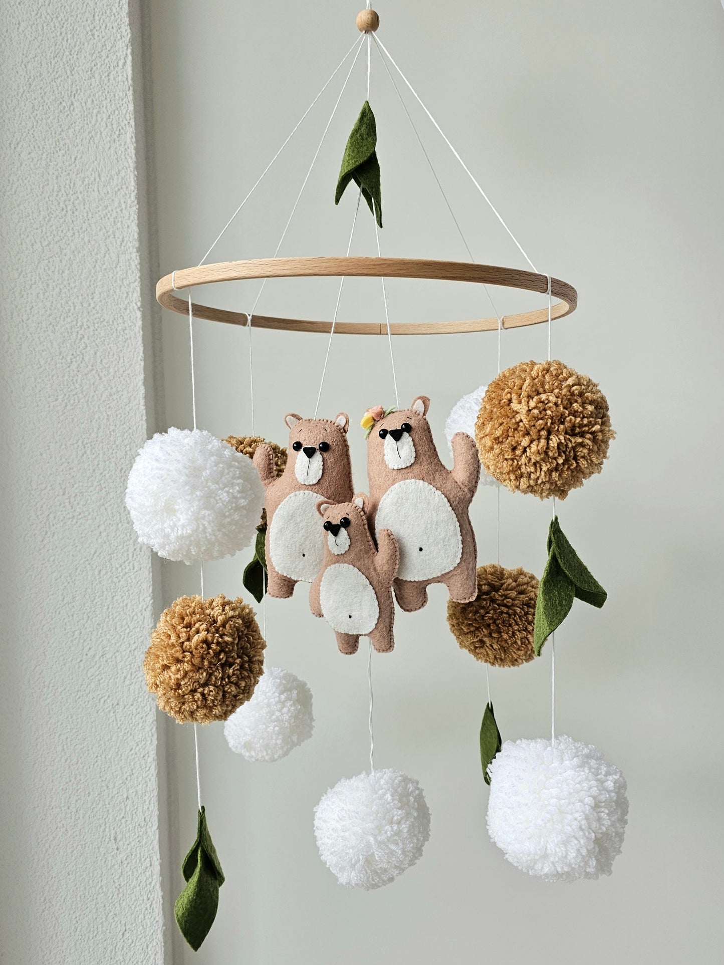 Selbstgemachtes Babymobile mit liebevoll handgefertigten Figuren und Formen, ideal für das Kinderbett oder den Kinderwagen. Hergestellt aus weichem, hochwertigem Filz in bunten Farben, fördert das Babymobile die visuelle und sensorische Entwicklung des Babys. Leicht und sicher aufzuhängen, schafft es eine beruhigende und kreative Umgebung für Ihr Kind.