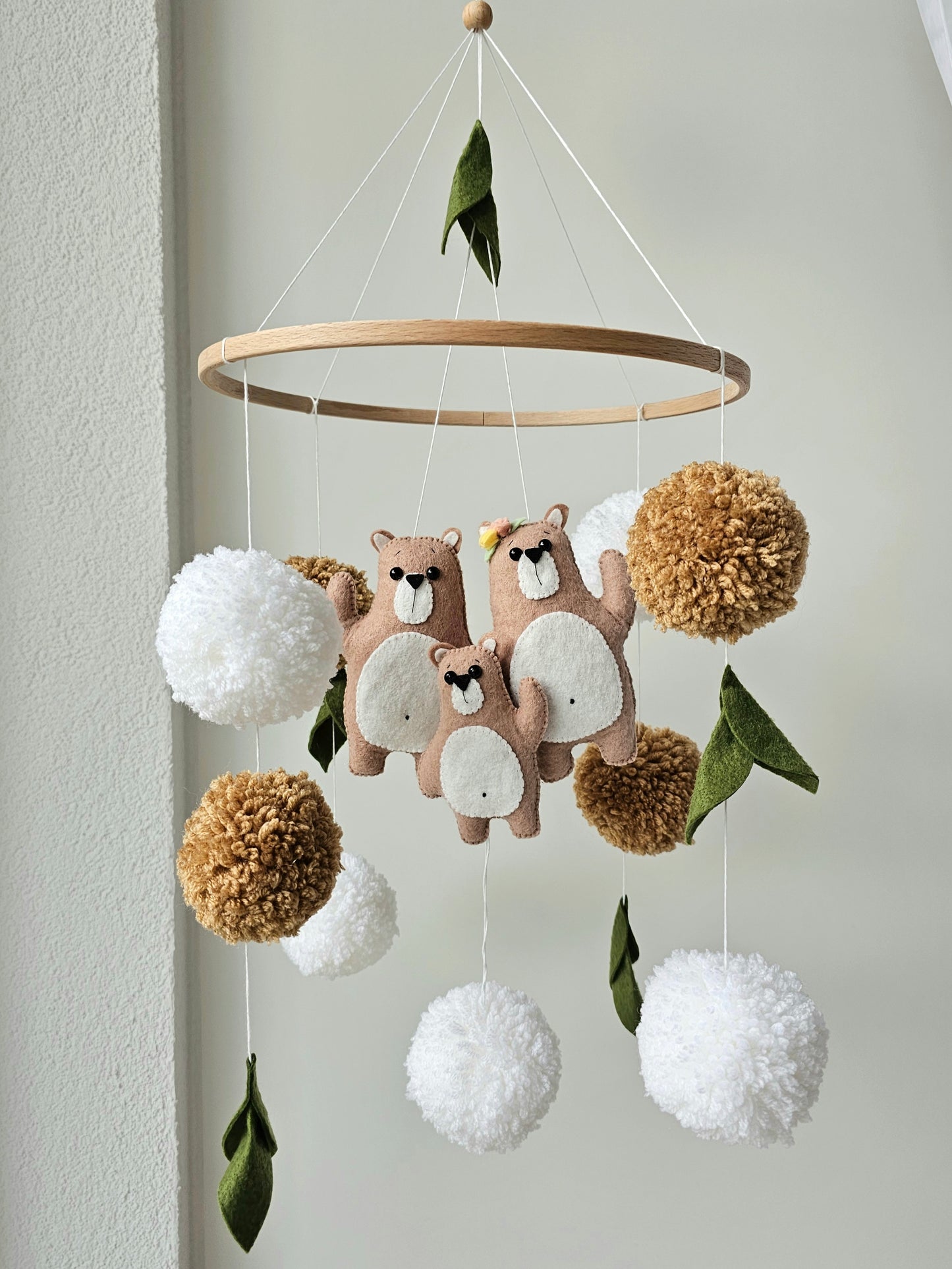 Selbstgemachtes Babymobile mit liebevoll handgefertigten Figuren und Formen, ideal für das Kinderbett oder den Kinderwagen. Hergestellt aus weichem, hochwertigem Filz in bunten Farben, fördert das Babymobile die visuelle und sensorische Entwicklung des Babys. Leicht und sicher aufzuhängen, schafft es eine beruhigende und kreative Umgebung für Ihr Kind.