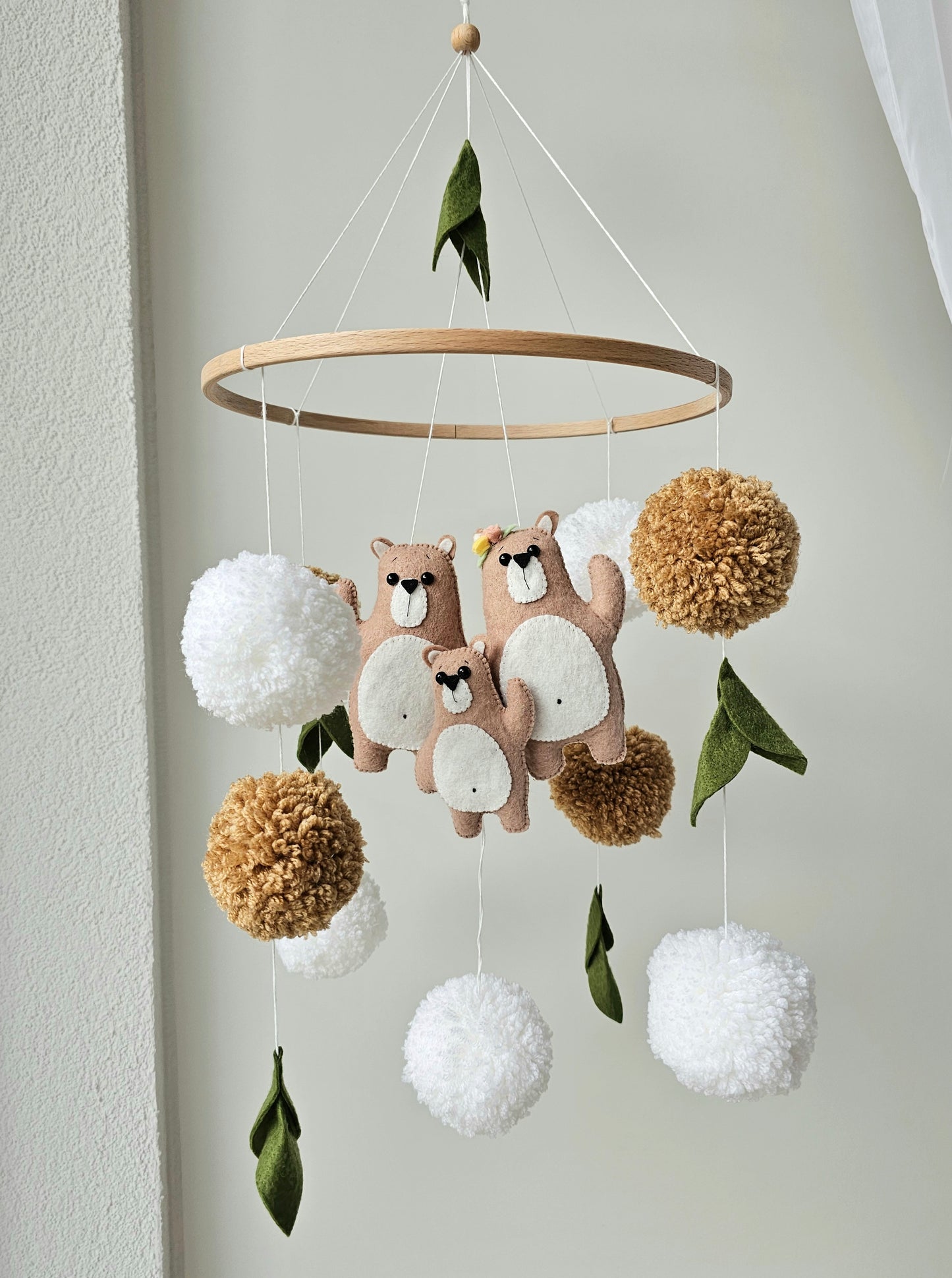 Selbstgemachtes Babymobile mit liebevoll handgefertigten Figuren und Formen, ideal für das Kinderbett oder den Kinderwagen. Hergestellt aus weichem, hochwertigem Filz in bunten Farben, fördert das Babymobile die visuelle und sensorische Entwicklung des Babys. Leicht und sicher aufzuhängen, schafft es eine beruhigende und kreative Umgebung für Ihr Kind.