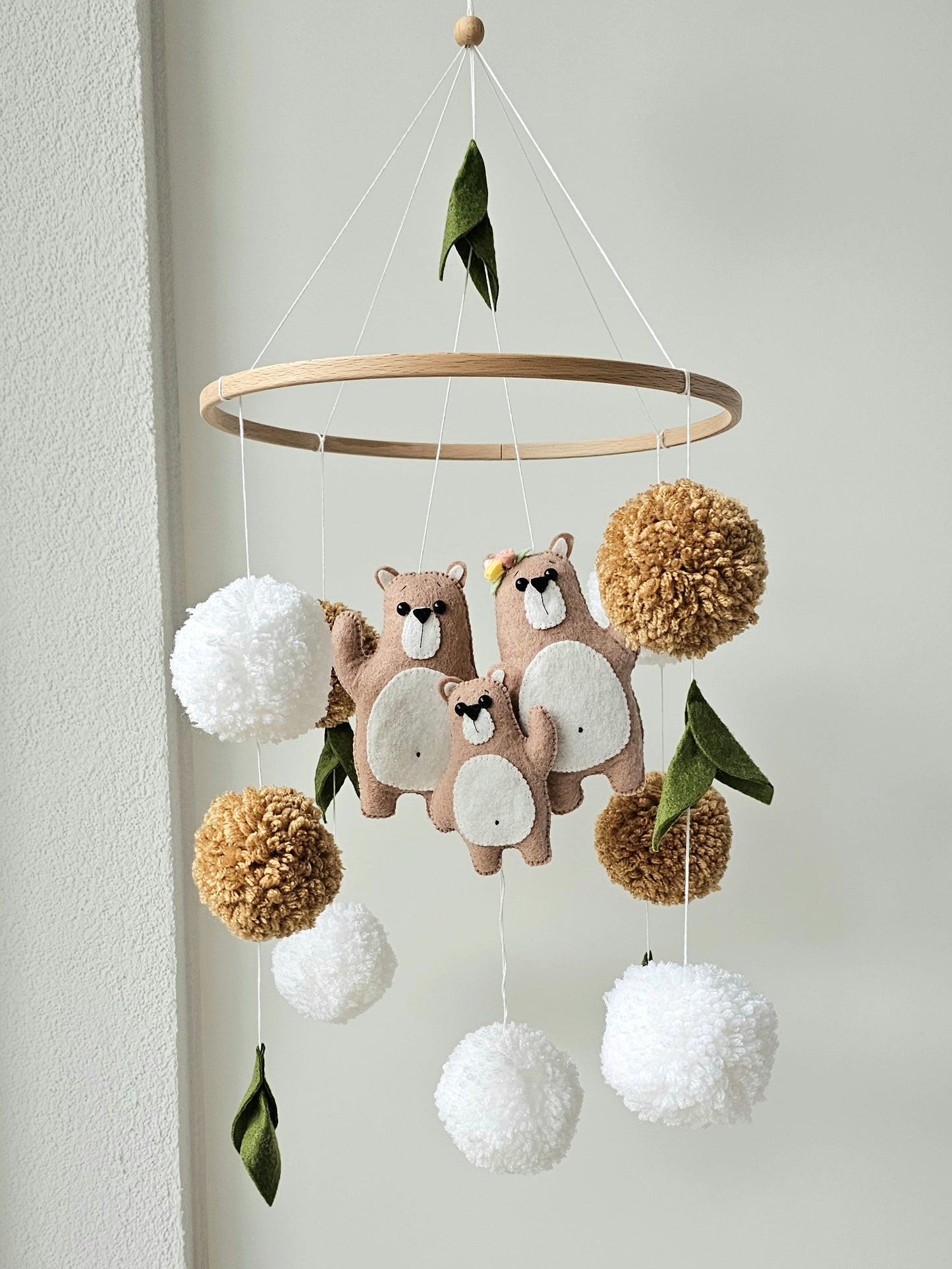 Selbstgemachtes Babymobile mit liebevoll handgefertigten Figuren und Formen, ideal für das Kinderbett oder den Kinderwagen. Hergestellt aus weichem, hochwertigem Filz in bunten Farben, fördert das Babymobile die visuelle und sensorische Entwicklung des Babys. Leicht und sicher aufzuhängen, schafft es eine beruhigende und kreative Umgebung für Ihr Kind.