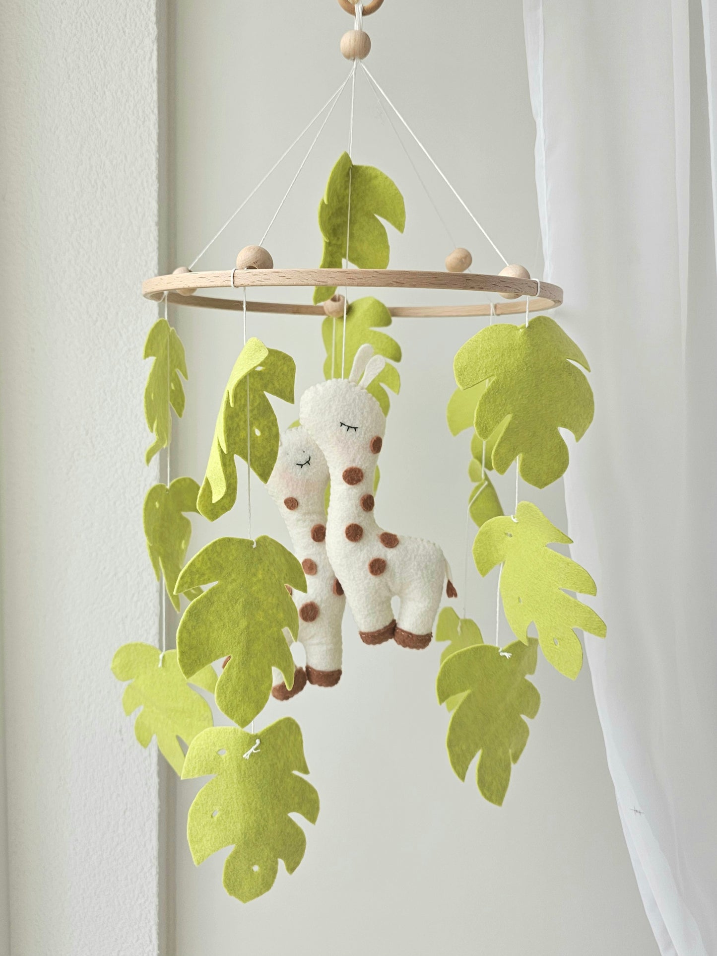 Baby Mobile kuschelnde Giraffe