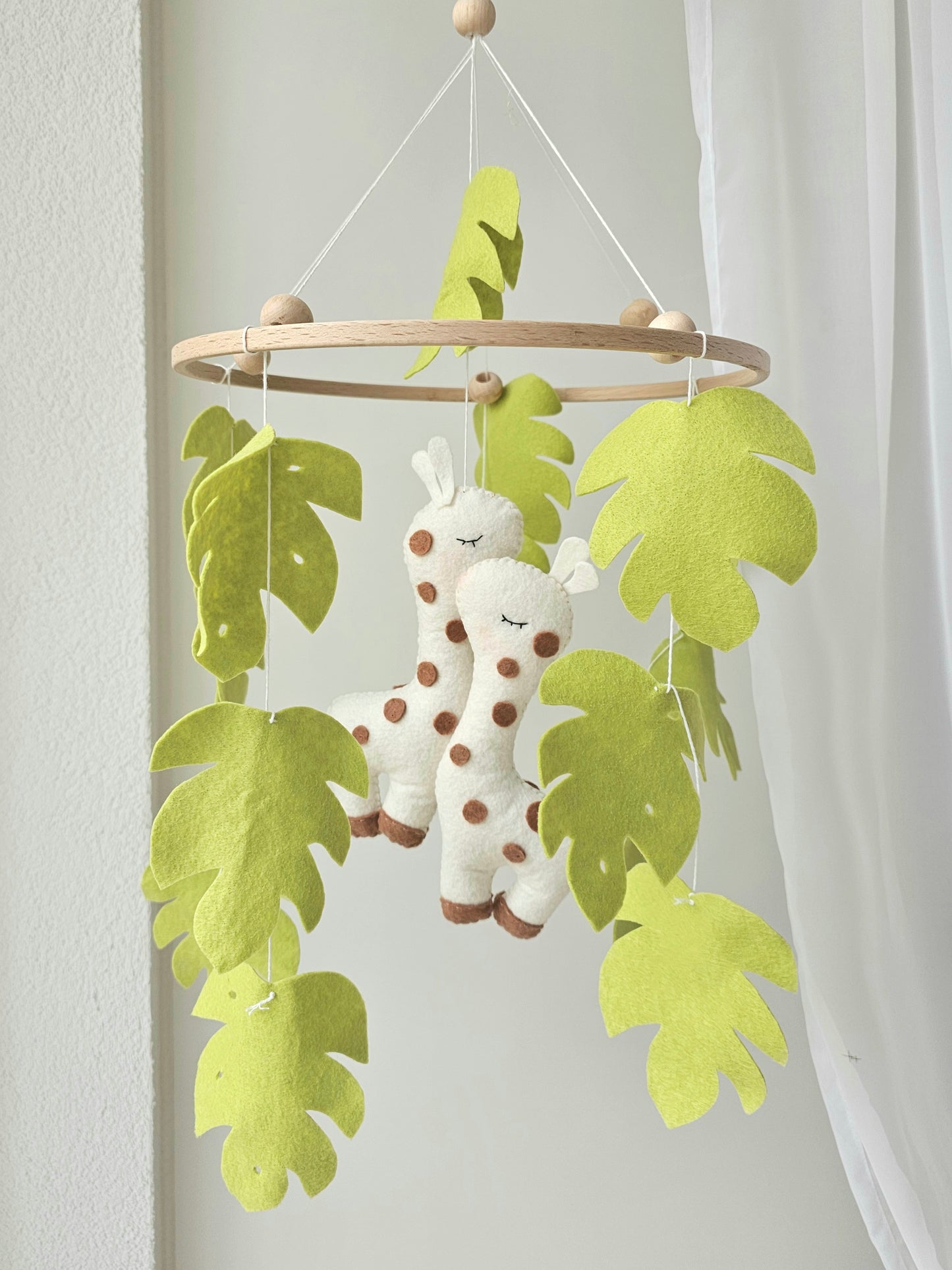 Baby Mobile kuschelnde Giraffe