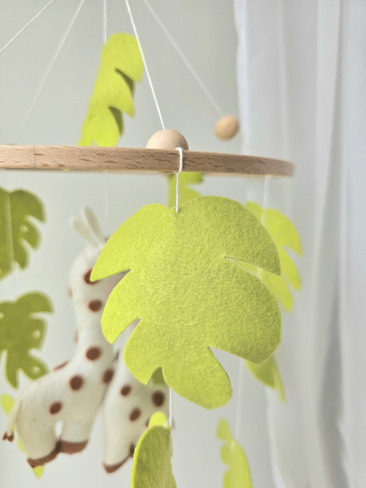 Baby Mobile kuschelnde Giraffe