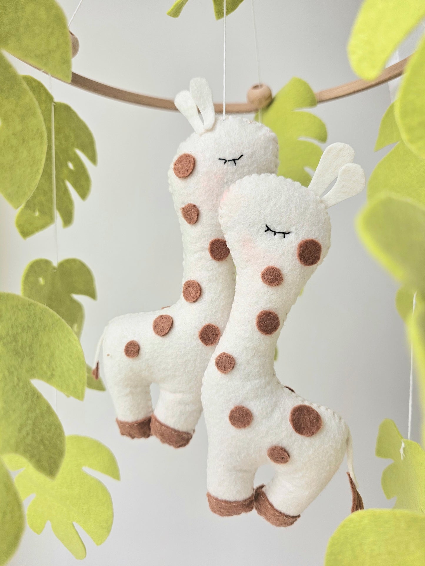 Baby Mobile kuschelnde Giraffe