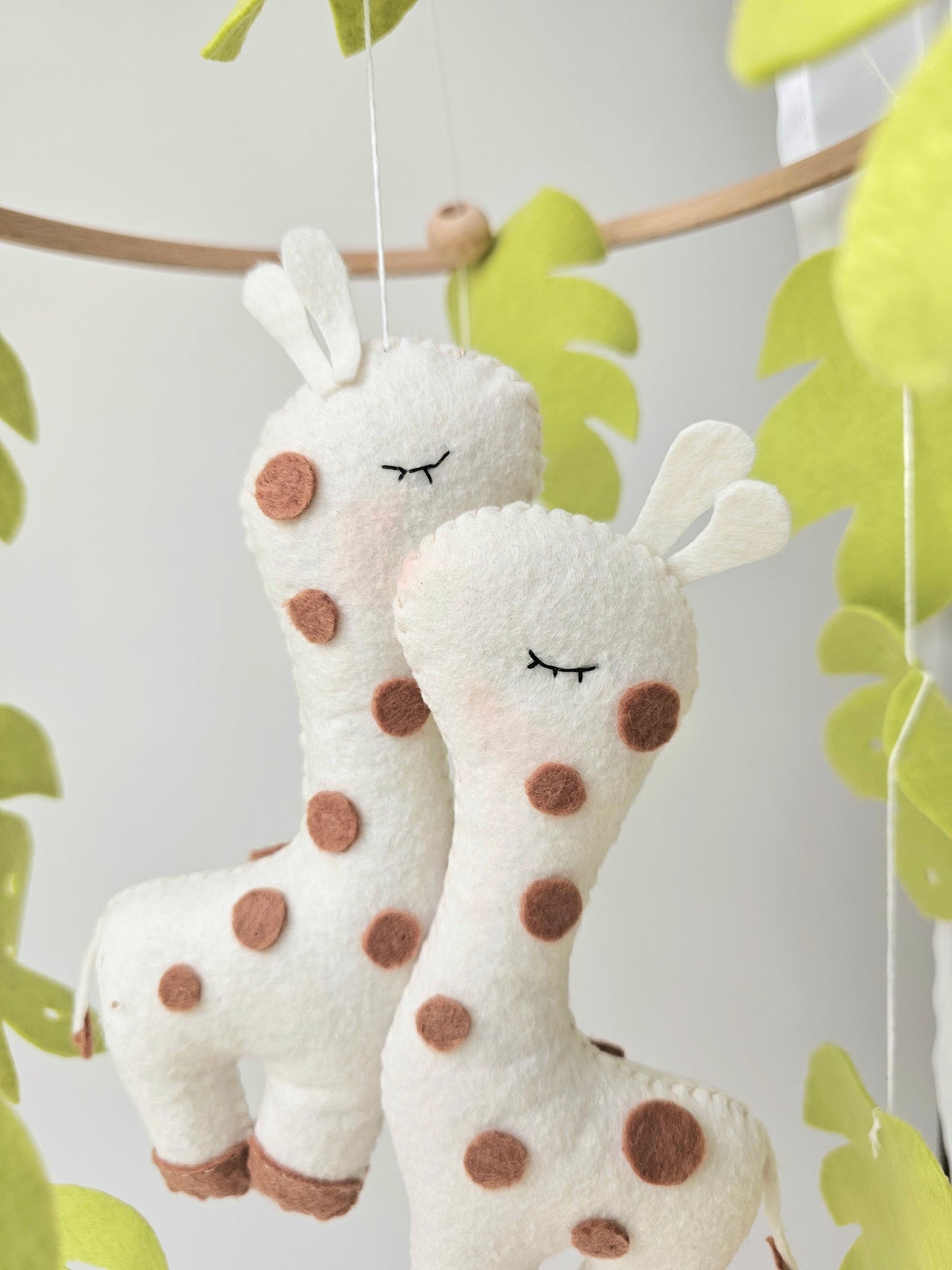 Baby Mobile kuschelnde Giraffe