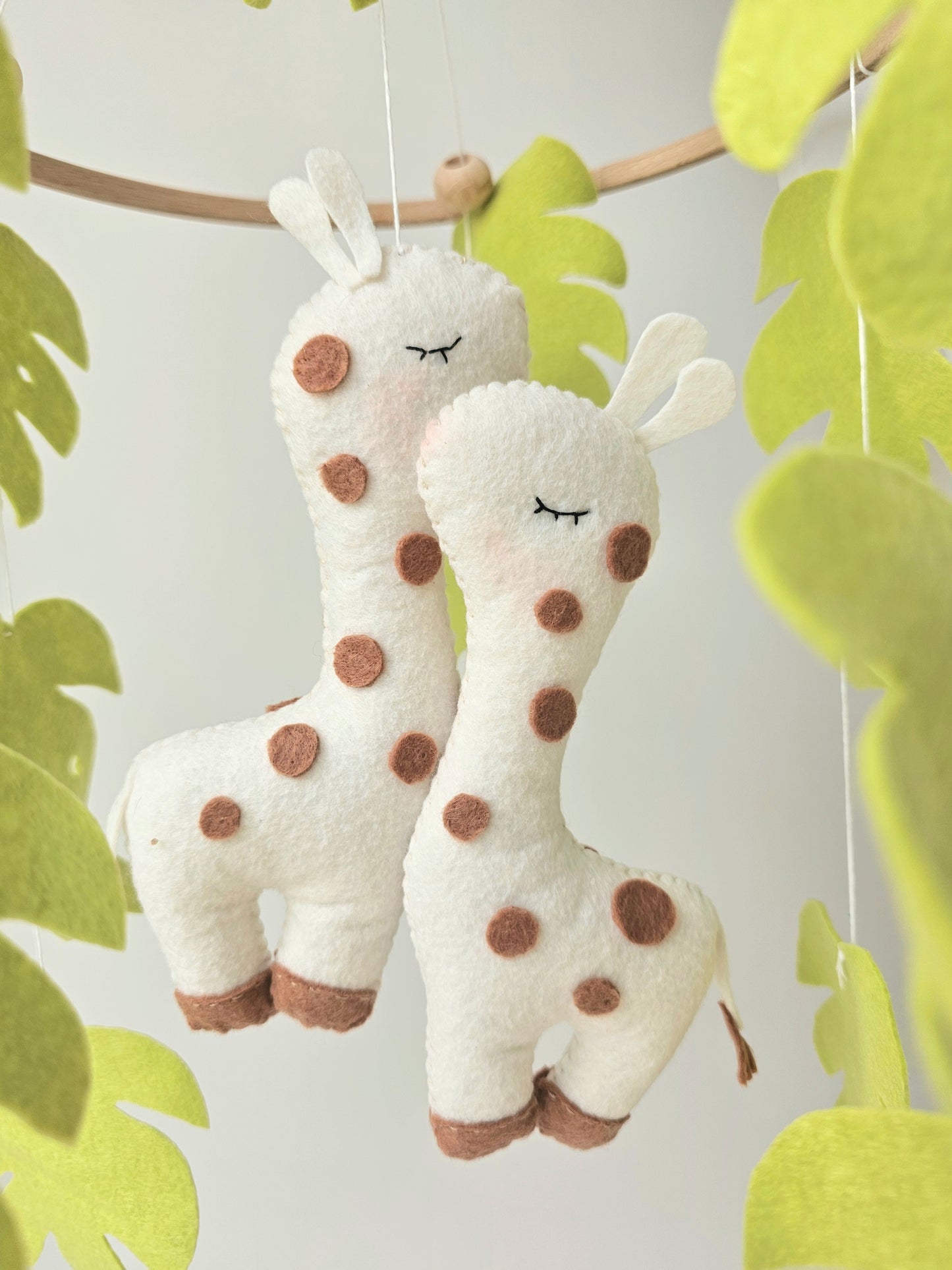 Baby Mobile kuschelnde Giraffe