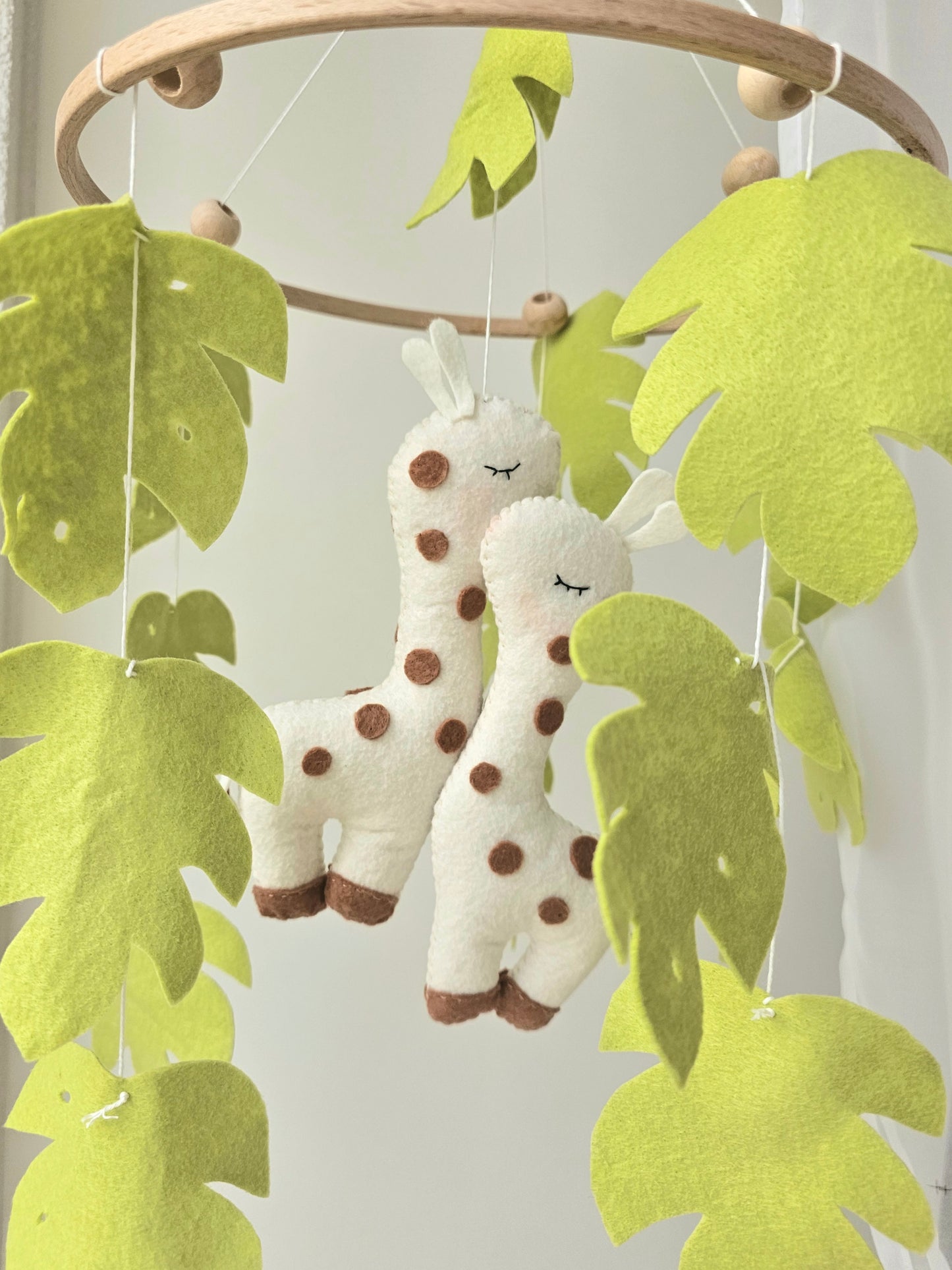 Baby Mobile kuschelnde Giraffe