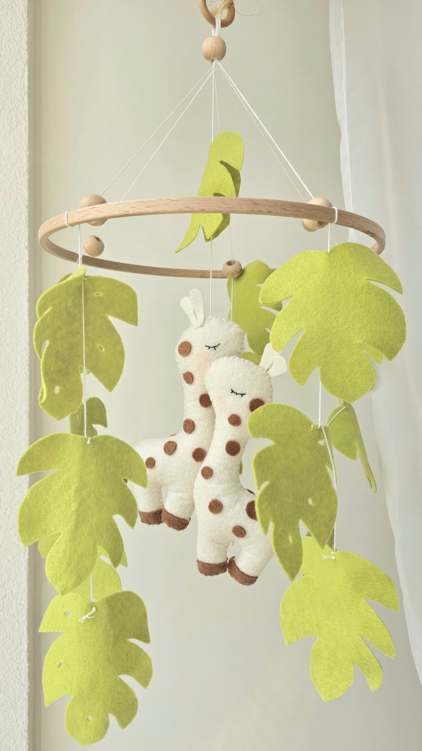 Baby Mobile kuschelnde Giraffe