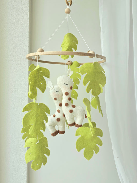 Baby Mobile kuschelnde Giraffe