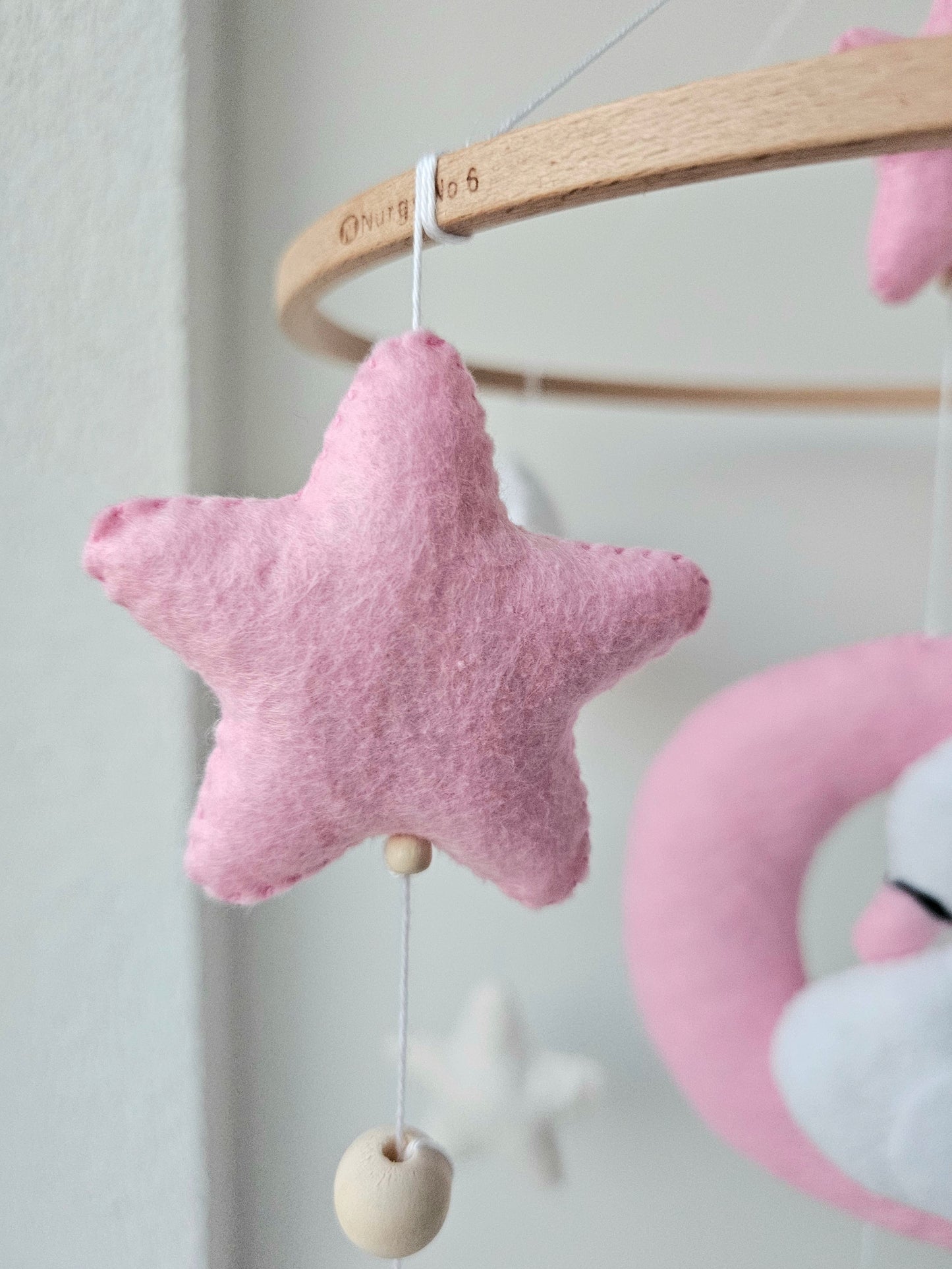 Baby Mobile träumender Schwan rosa/weiss