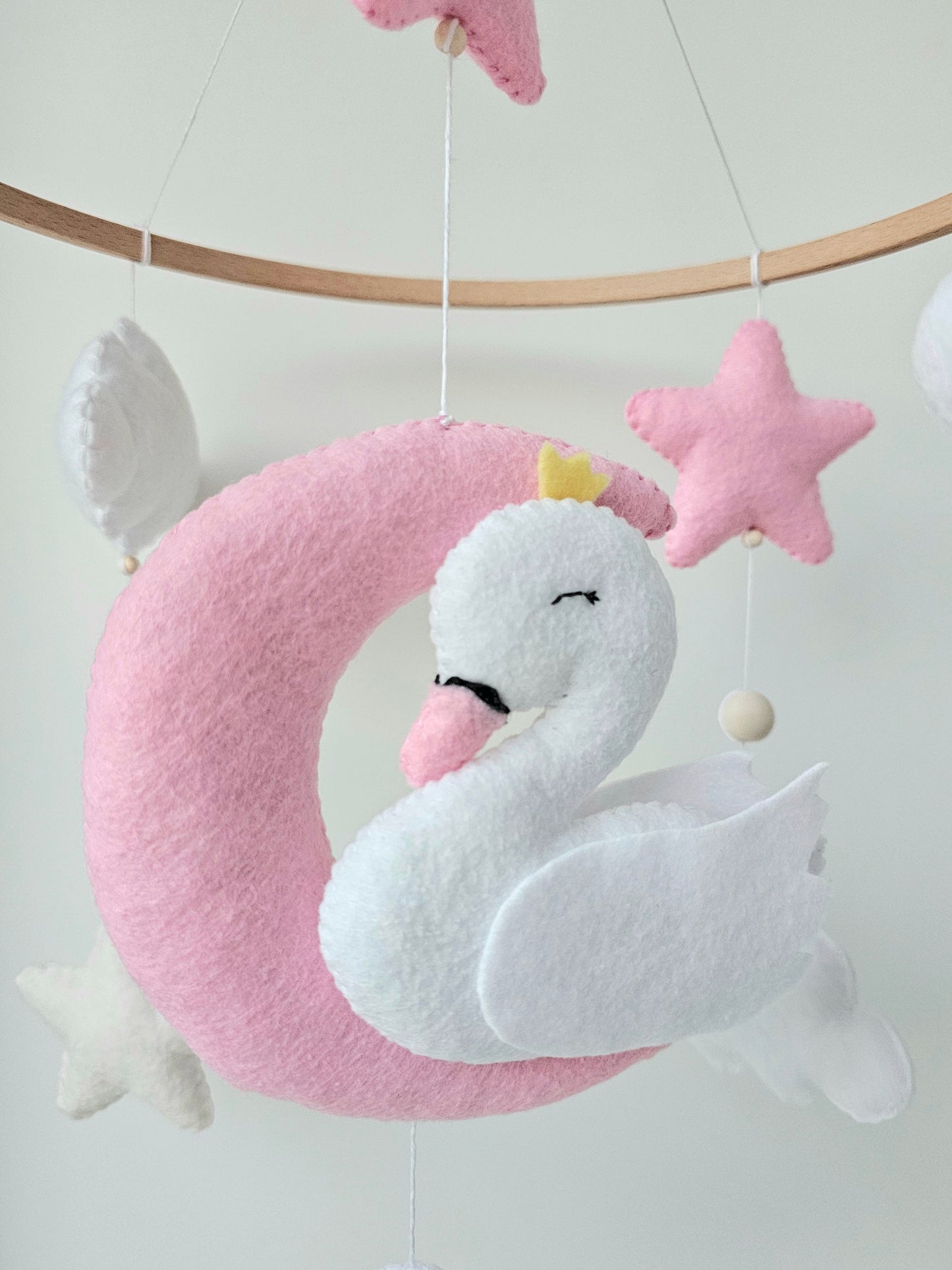 Baby Mobile träumender Schwan rosa/weiss