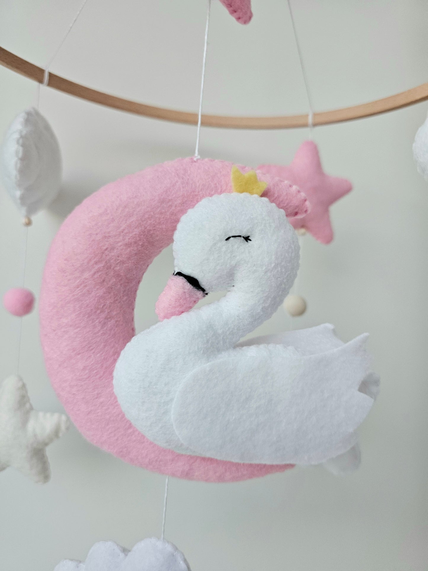 Baby Mobile träumender Schwan rosa/weiss
