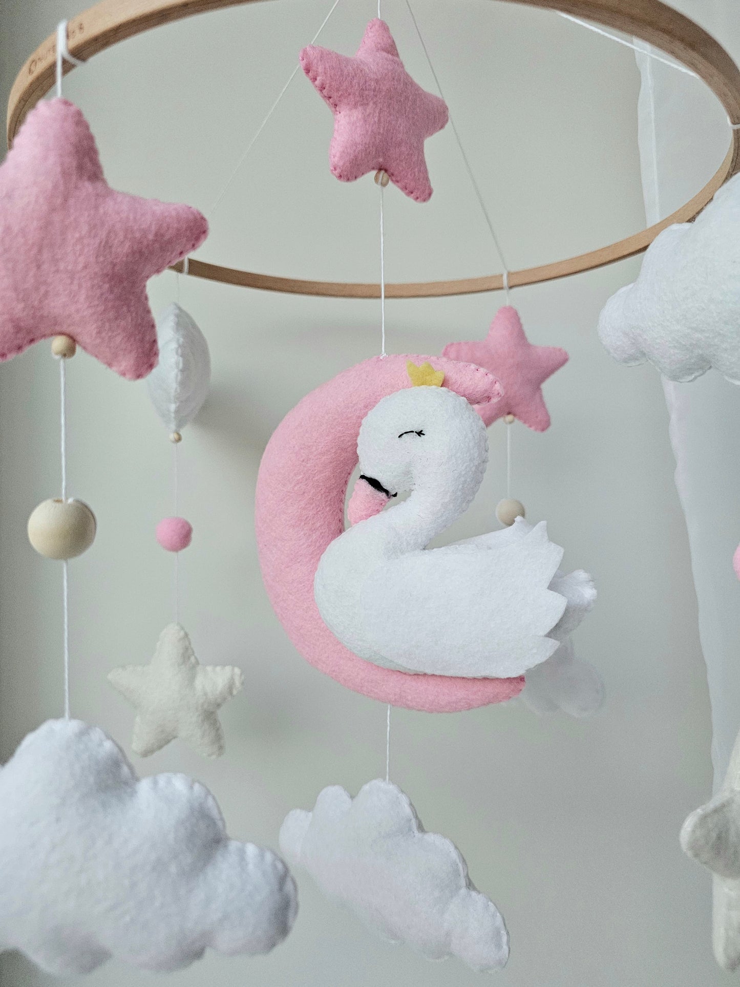 Baby Mobile träumender Schwan rosa/weiss