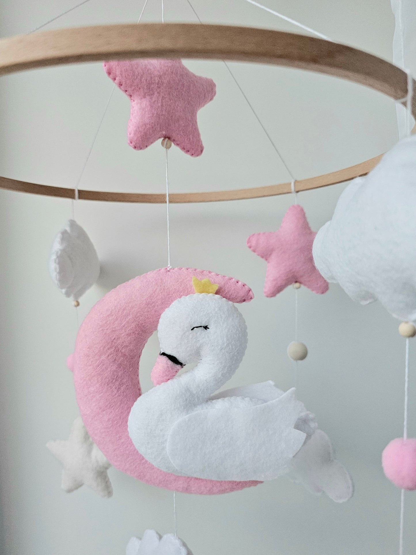 Baby Mobile träumender Schwan rosa/weiss