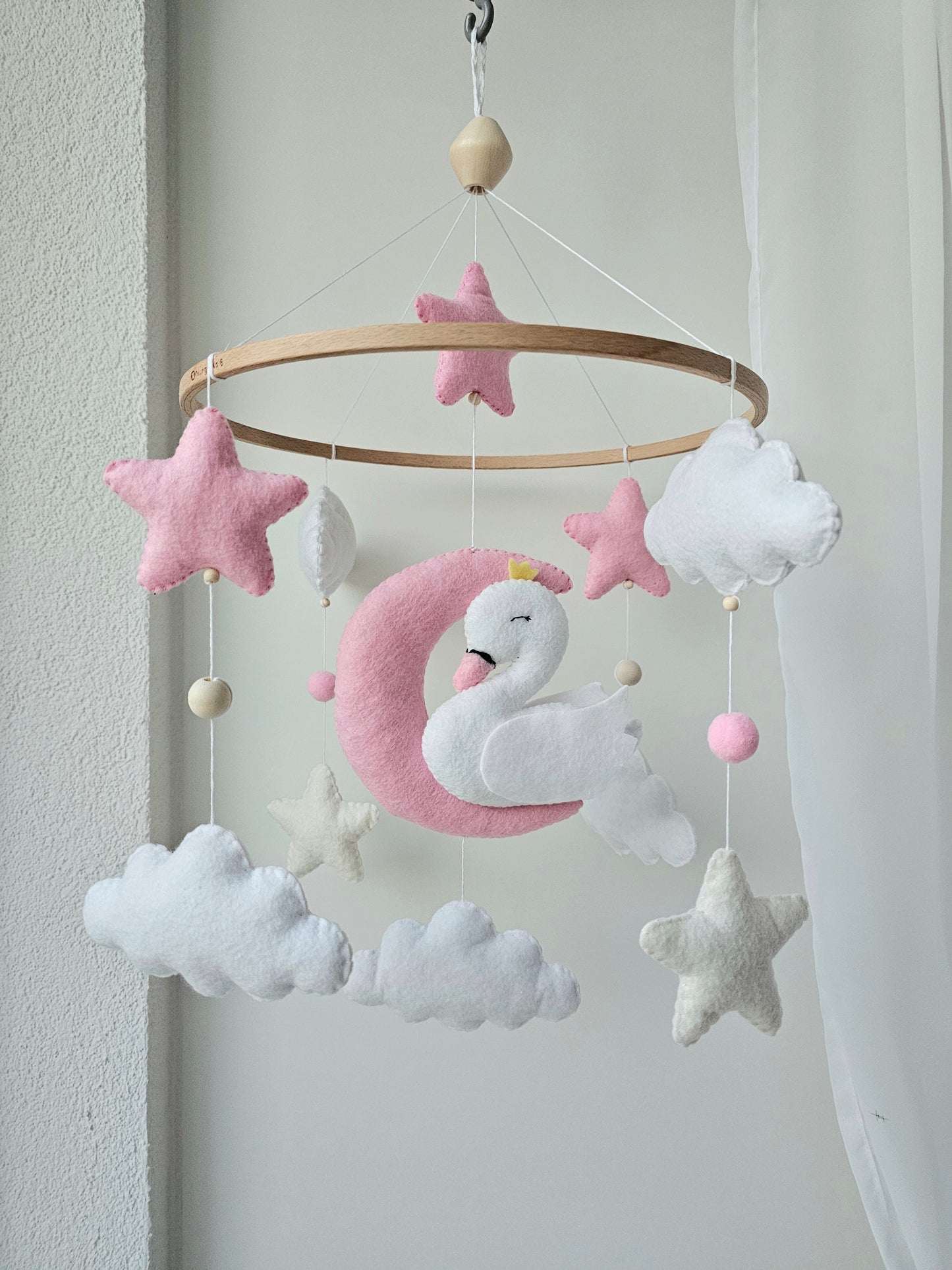 Baby Mobile träumender Schwan rosa/weiss
