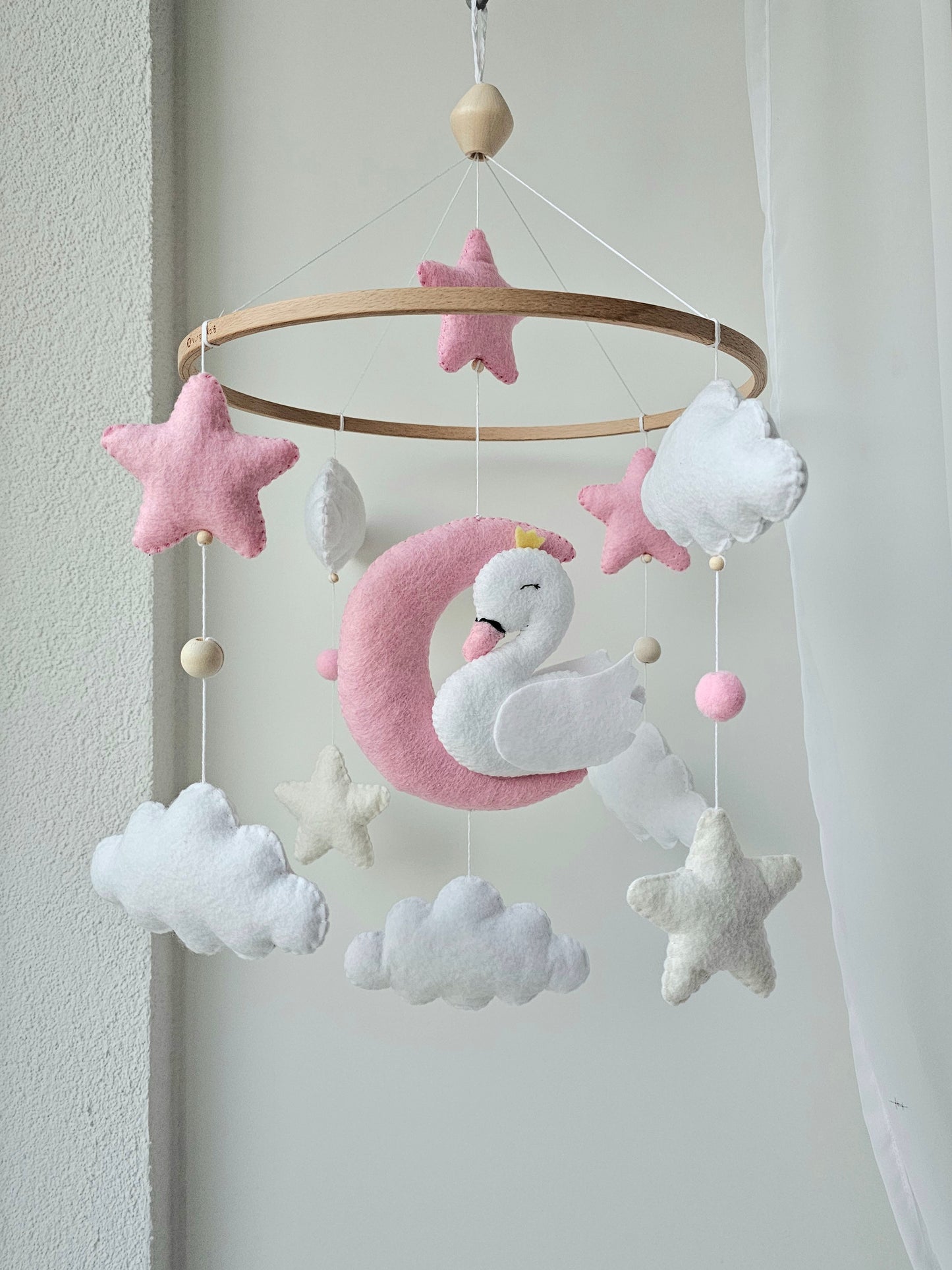 Baby Mobile träumender Schwan rosa/weiss