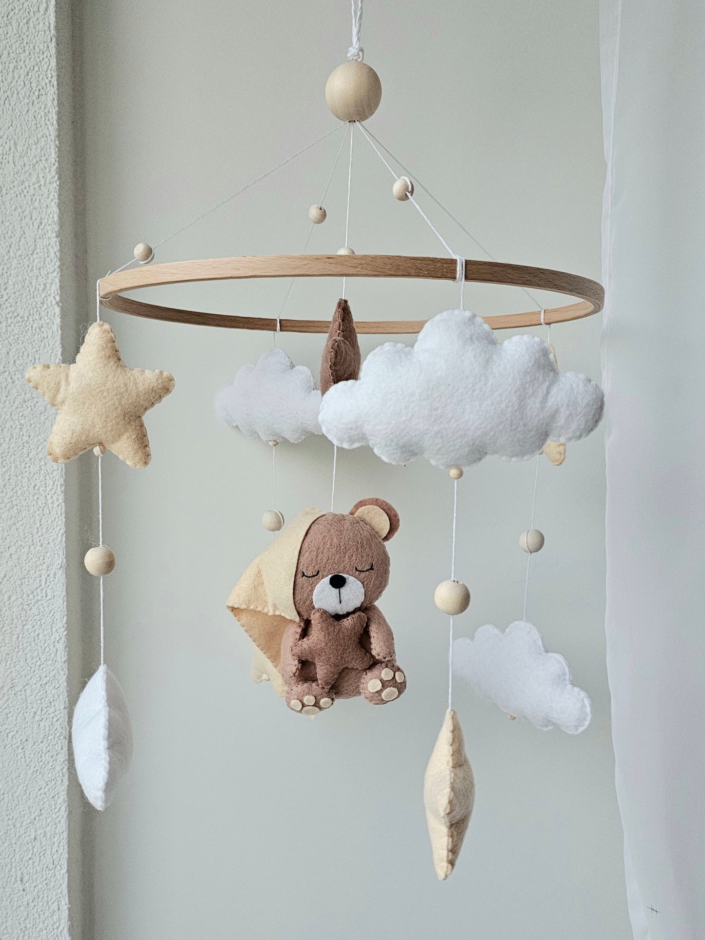Baby Mobile Bärchen mit Mütze beige/peach