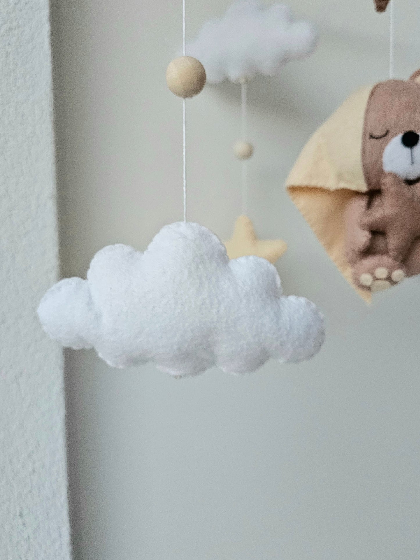 Baby Mobile Bärchen mit Mütze beige/peach