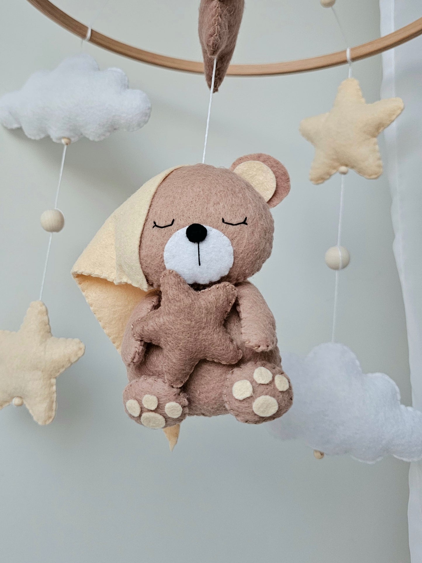 Baby Mobile Bärchen mit Mütze beige/peach