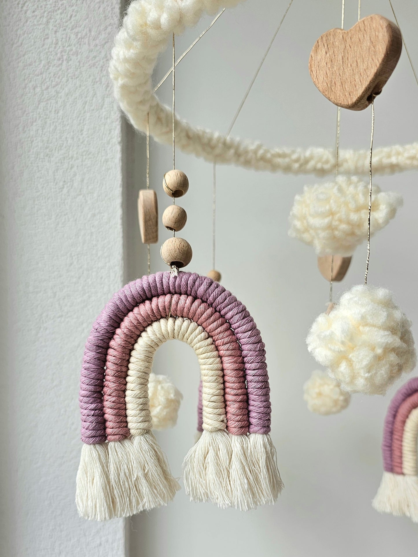 Baby Mobile Puffel Makramee lila