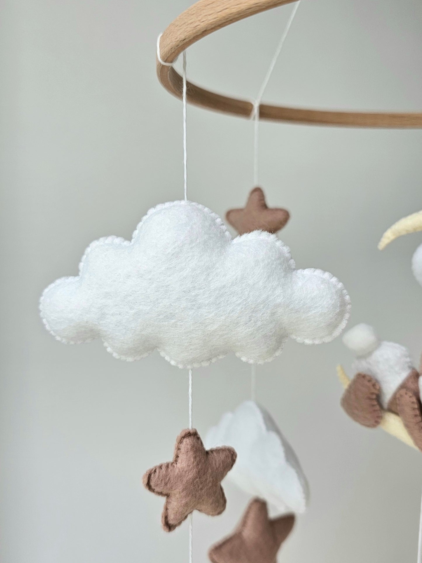 Baby Mobile schlafender Bär mit Mütze hellgelb