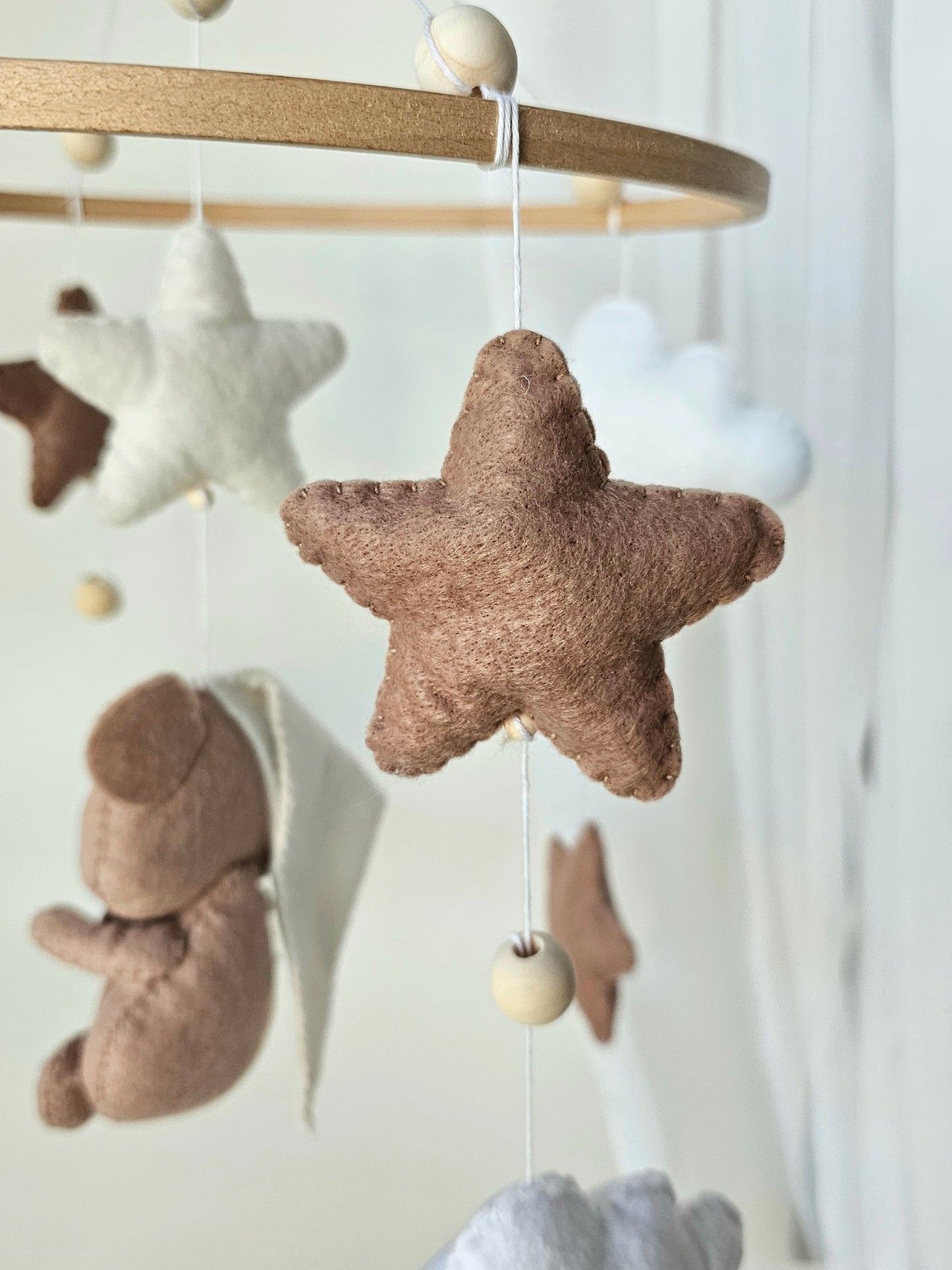 Baby Mobile Bärchen mit Mütze beige