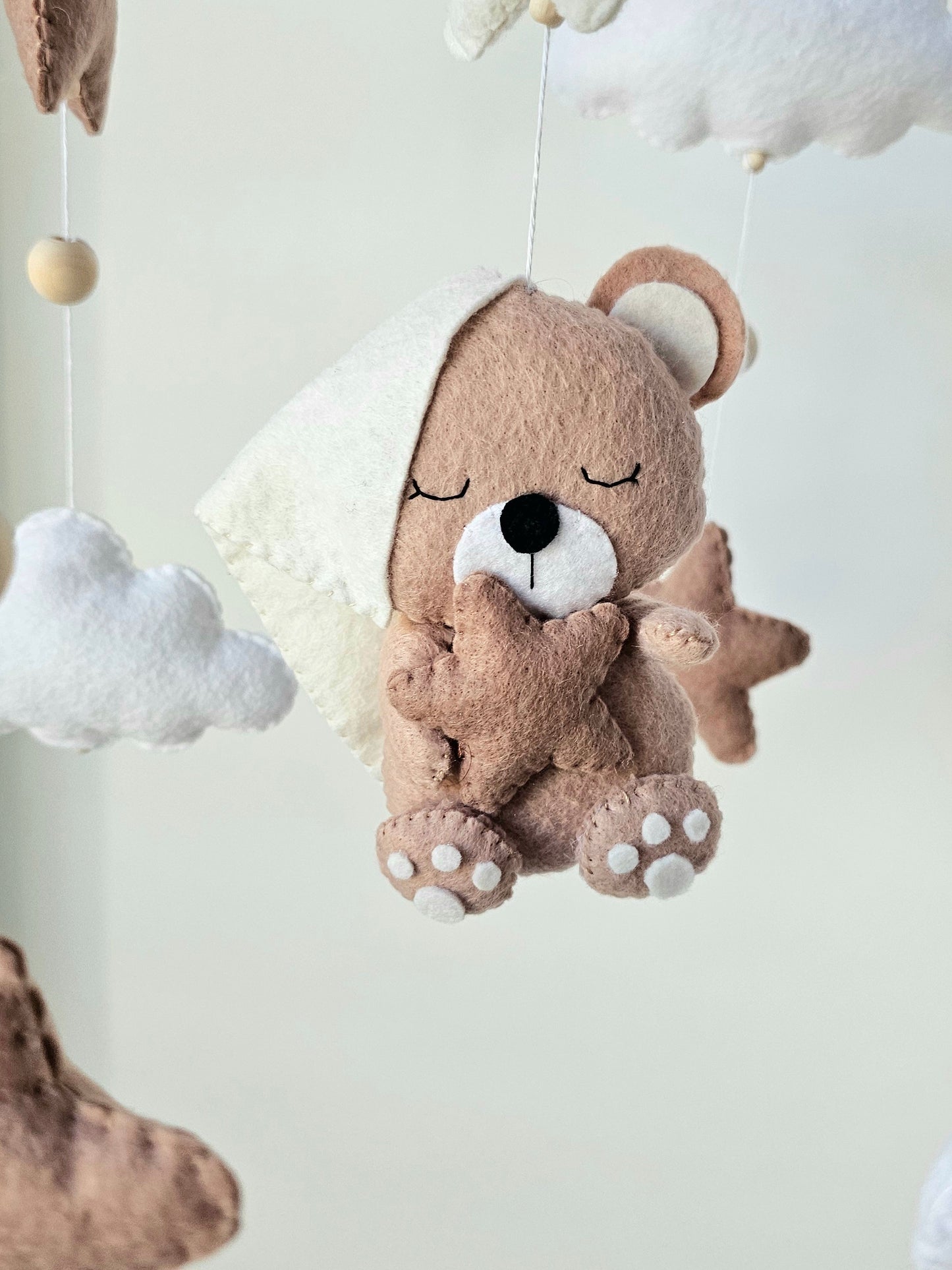 Baby Mobile Bärchen mit Mütze beige