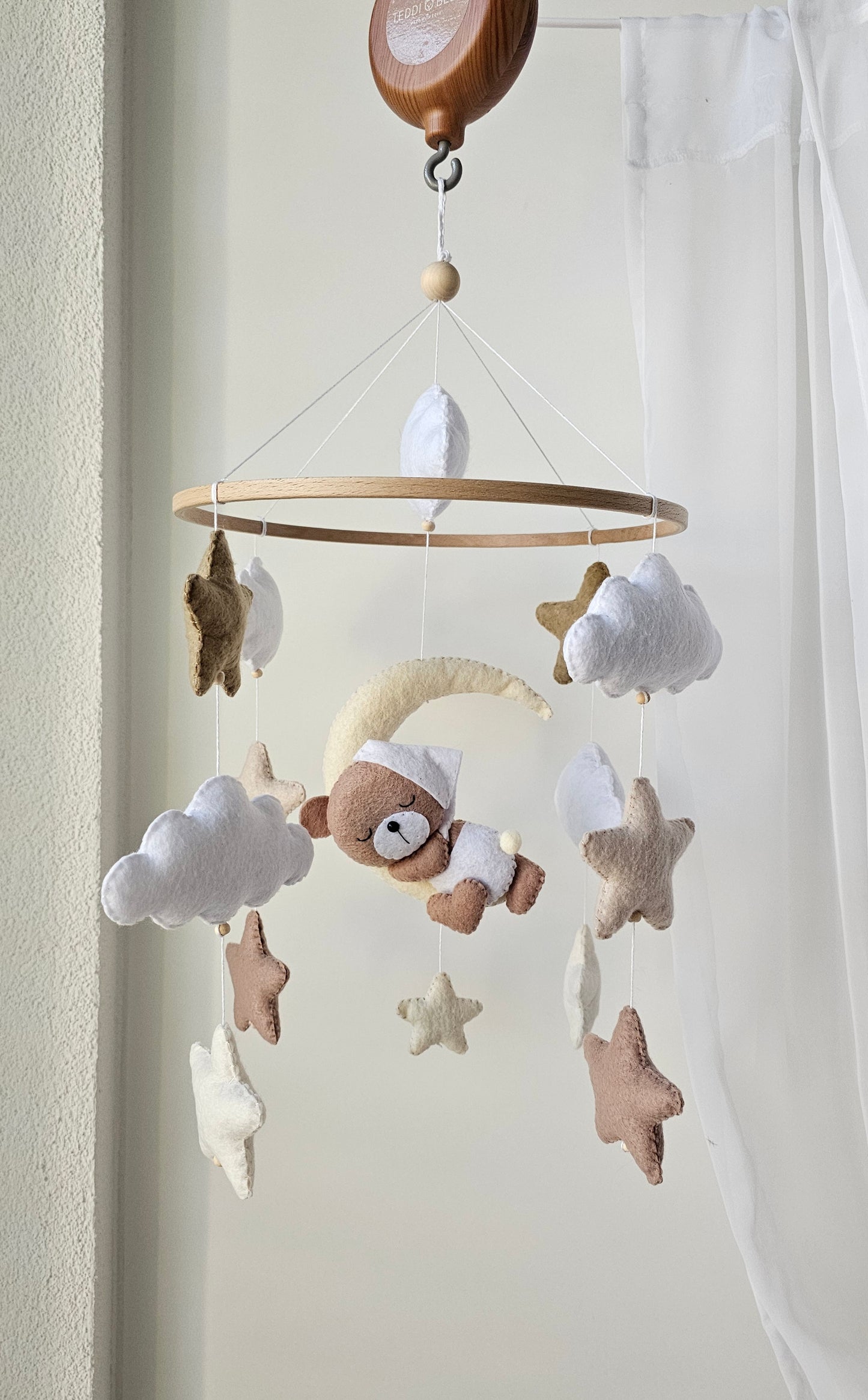 Baby Mobile Mini schlafender Bär mit Mütze weiss
