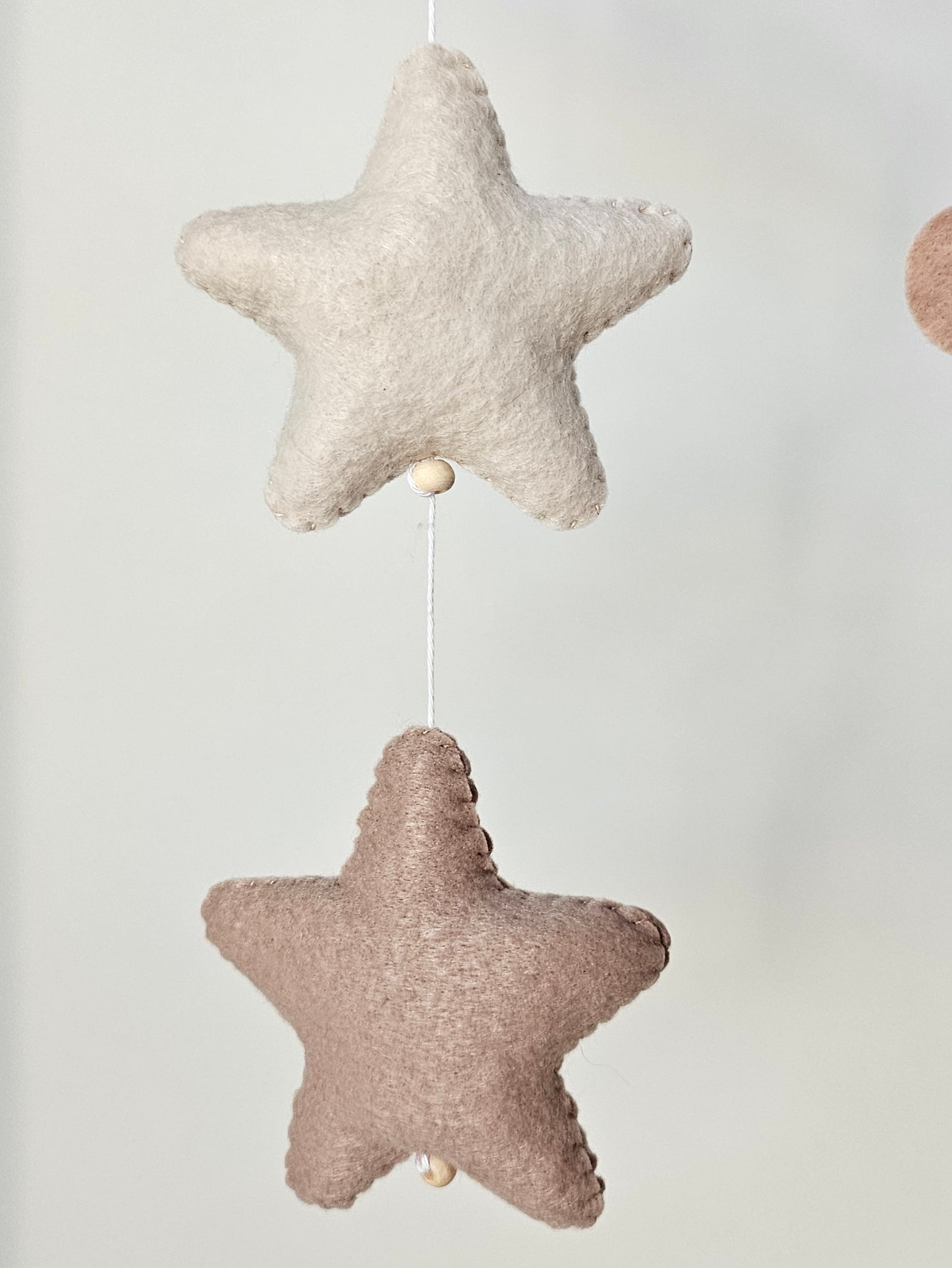 Baby Mobile Mini schlafender Bär mit Mütze weiss