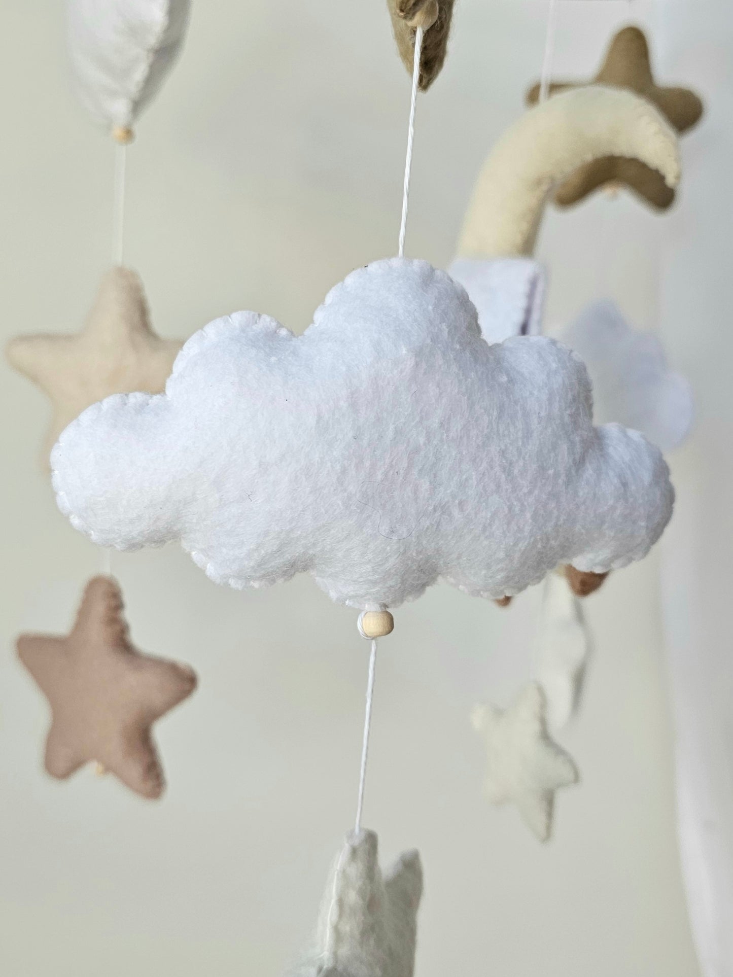 Baby Mobile Mini schlafender Bär mit Mütze weiss