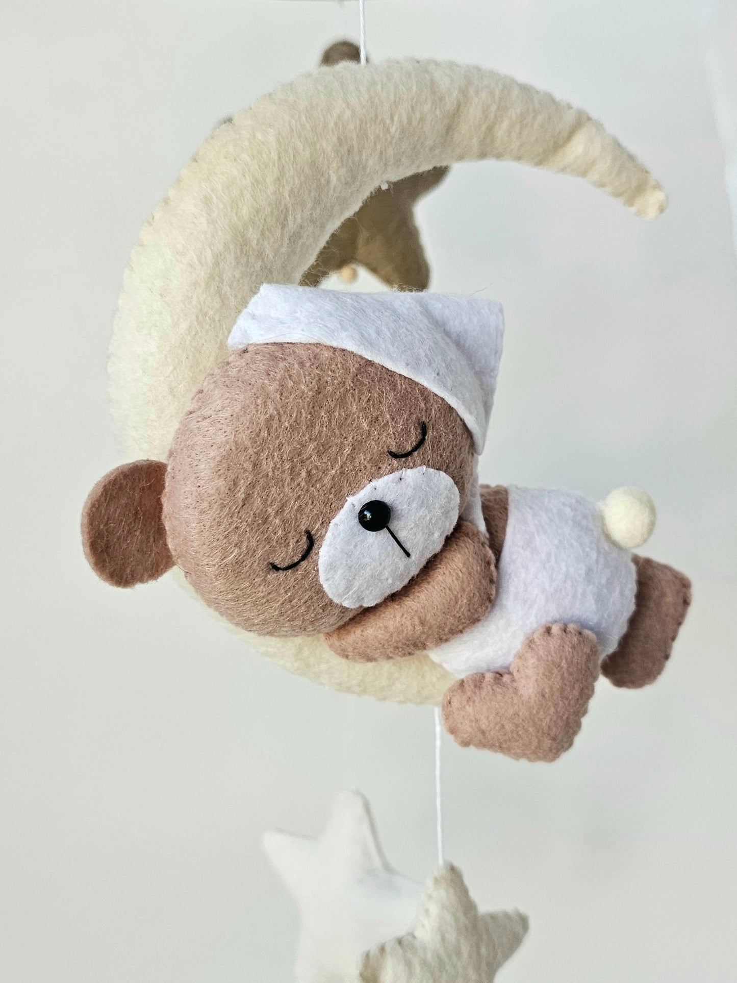 Baby Mobile Mini schlafender Bär mit Mütze weiss