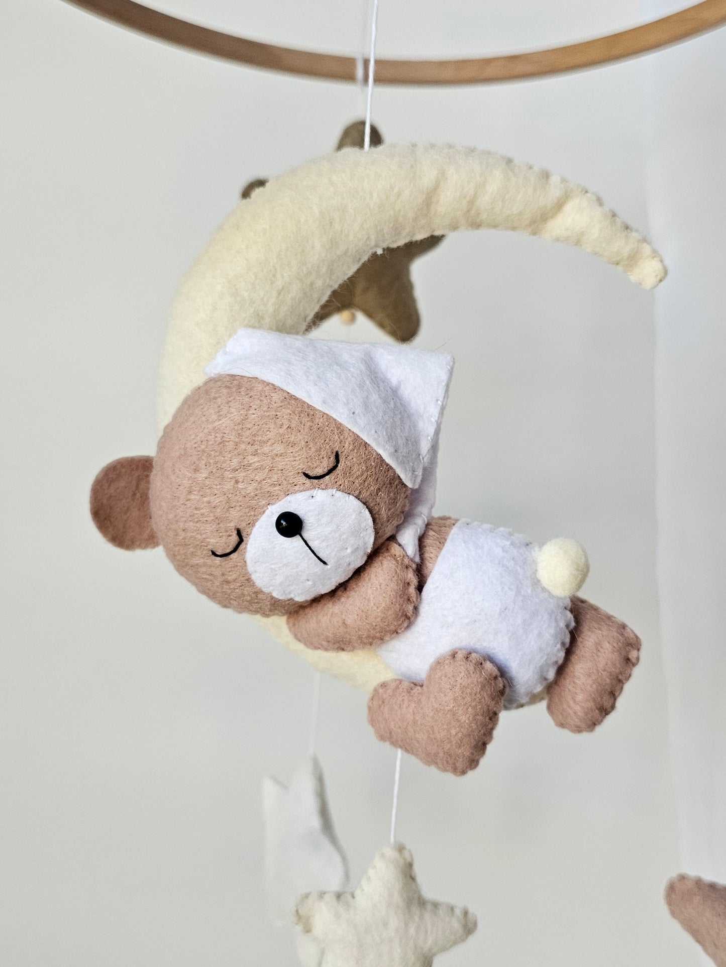 Baby Mobile Mini schlafender Bär mit Mütze weiss