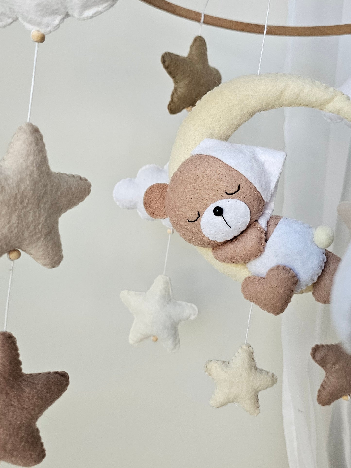 Baby Mobile Mini schlafender Bär mit Mütze weiss