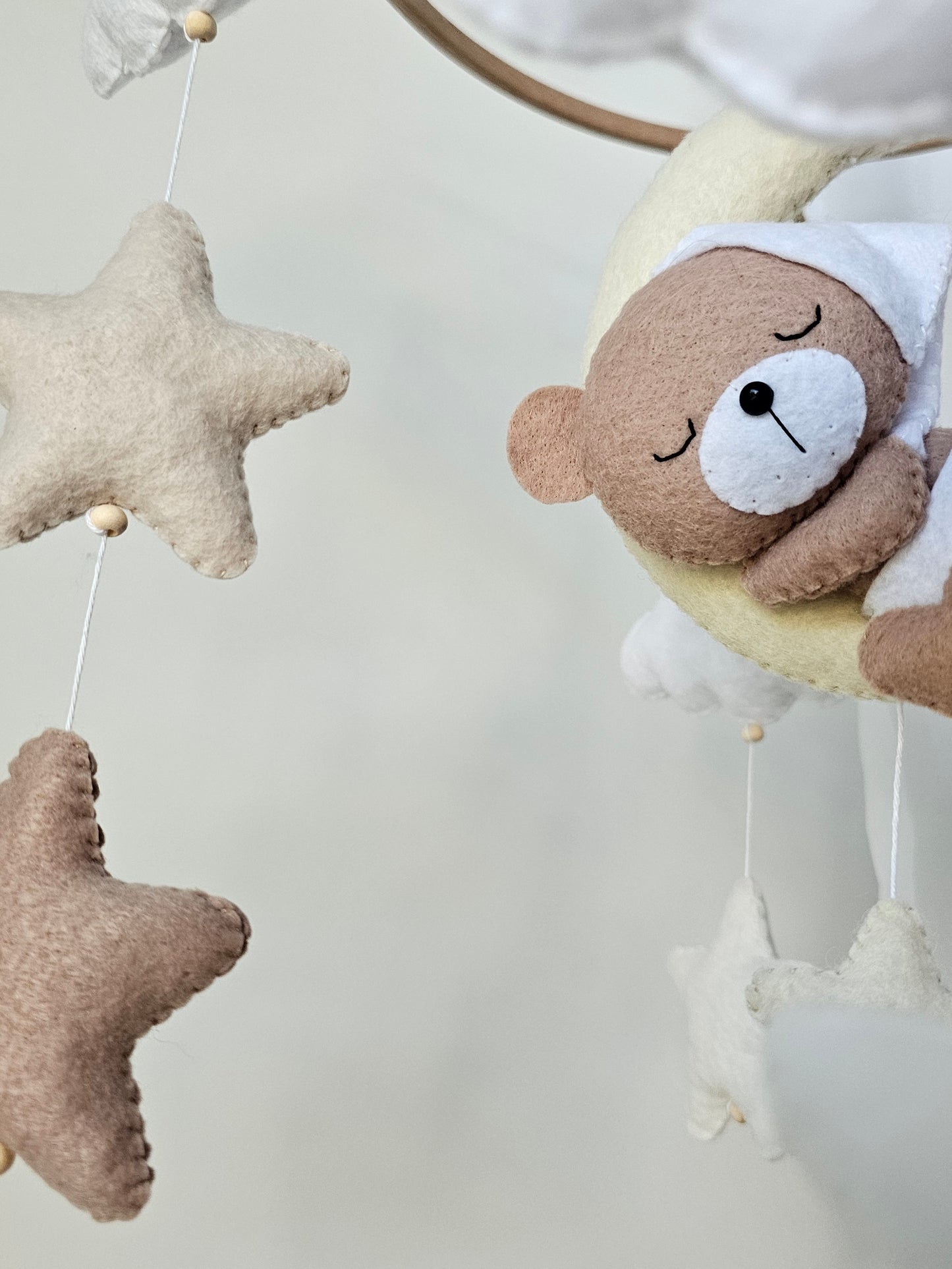 Baby Mobile Mini schlafender Bär mit Mütze weiss
