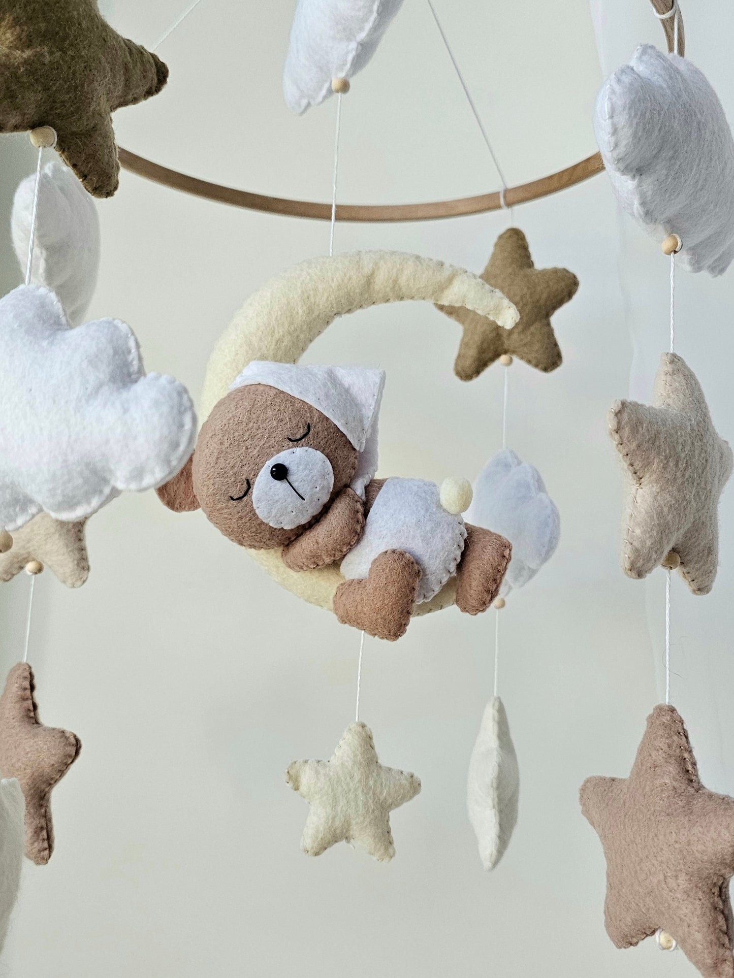 Baby Mobile Mini schlafender Bär mit Mütze weiss