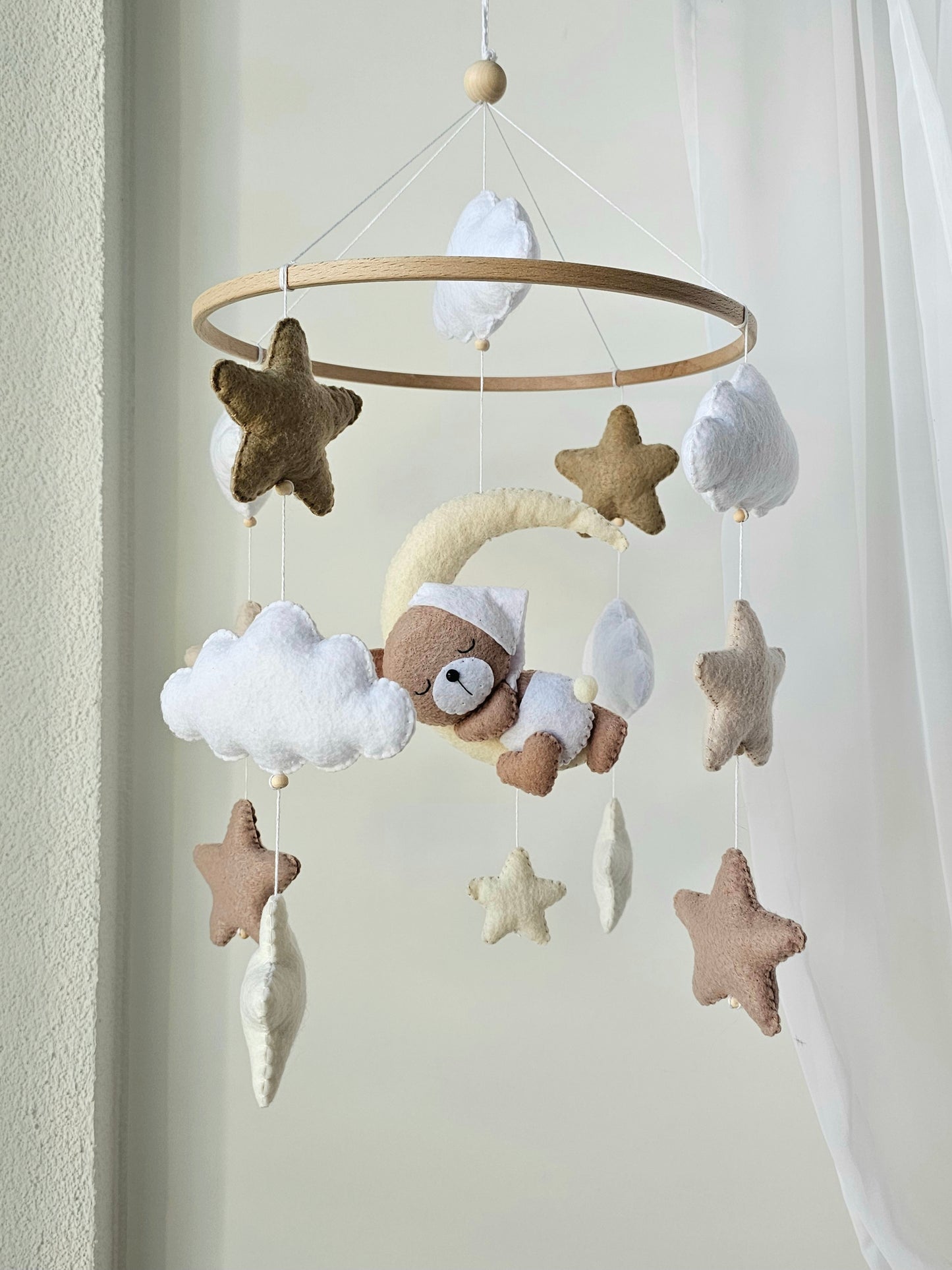 Baby Mobile Mini schlafender Bär mit Mütze weiss