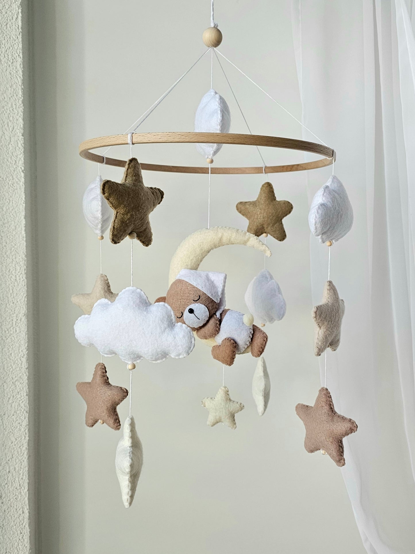 Baby Mobile Mini schlafender Bär mit Mütze weiss