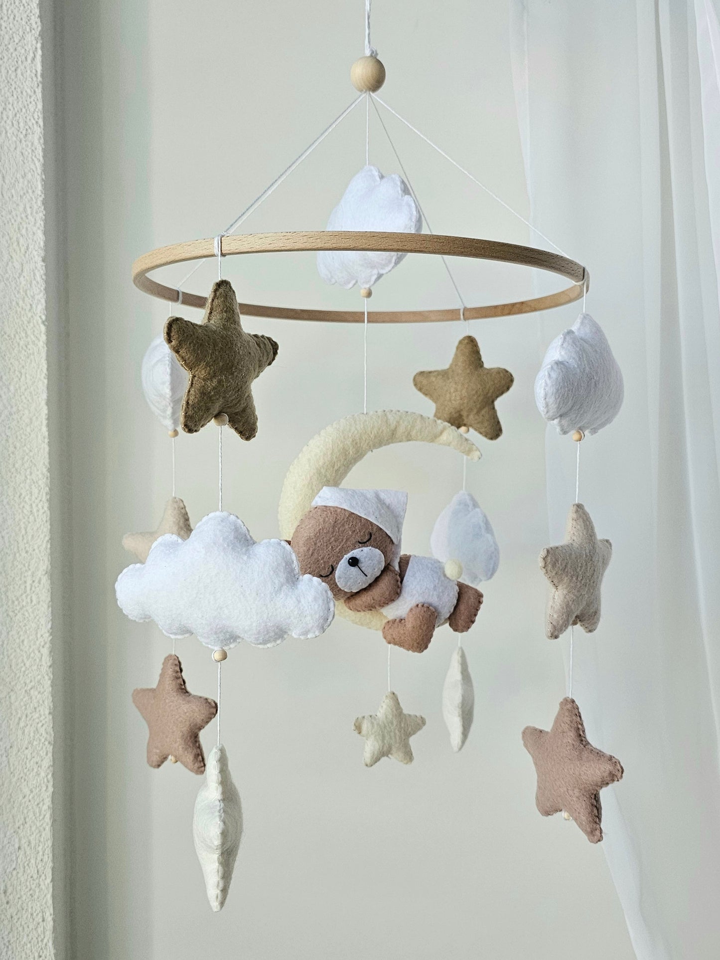 Baby Mobile Mini schlafender Bär mit Mütze weiss