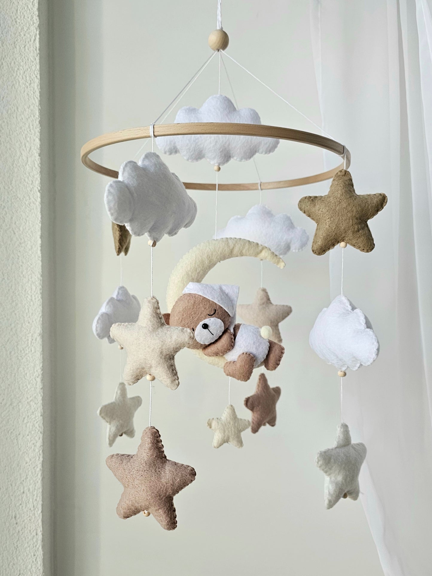 Baby Mobile Mini schlafender Bär mit Mütze weiss