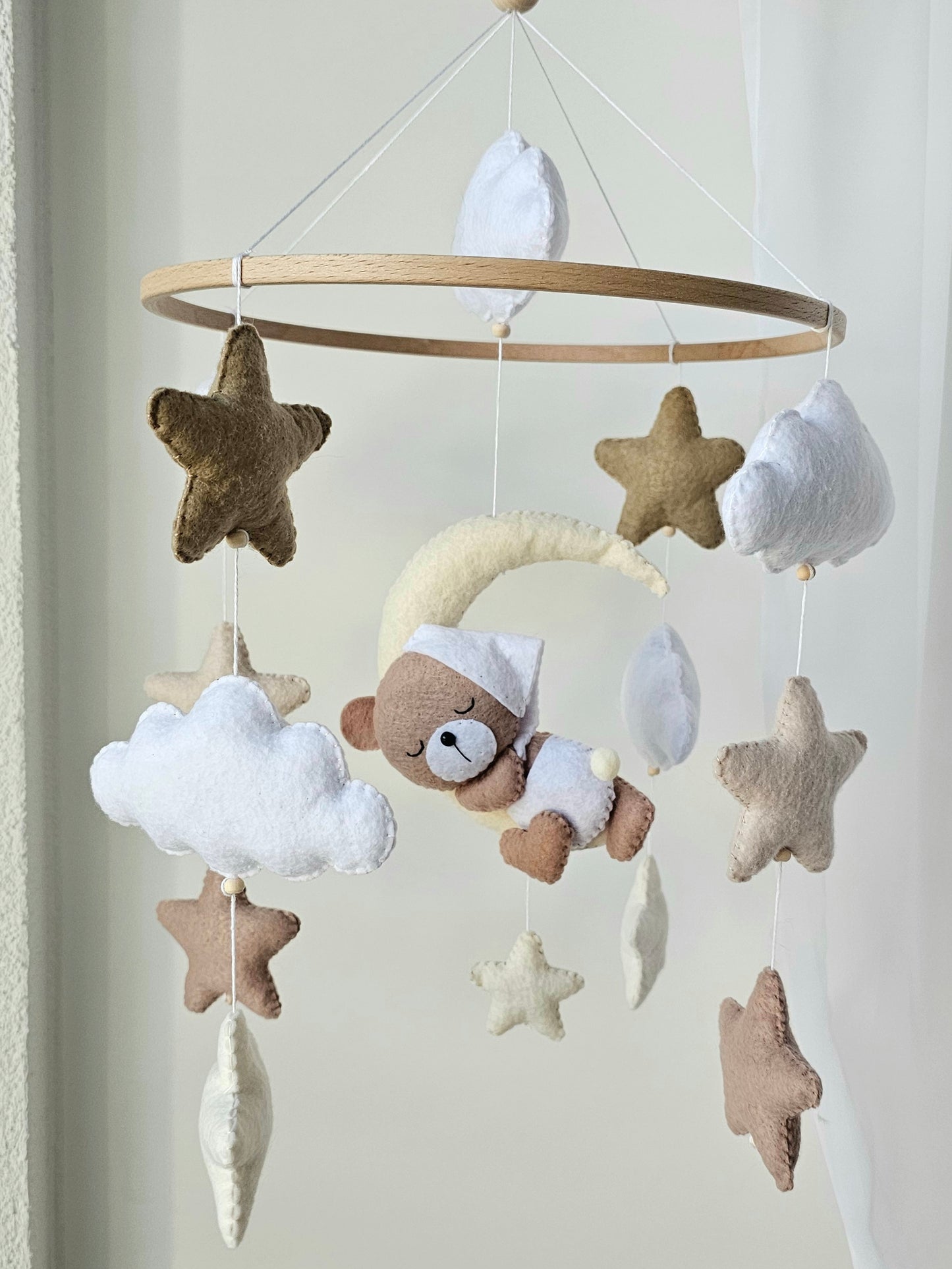 Baby Mobile Mini schlafender Bär mit Mütze weiss