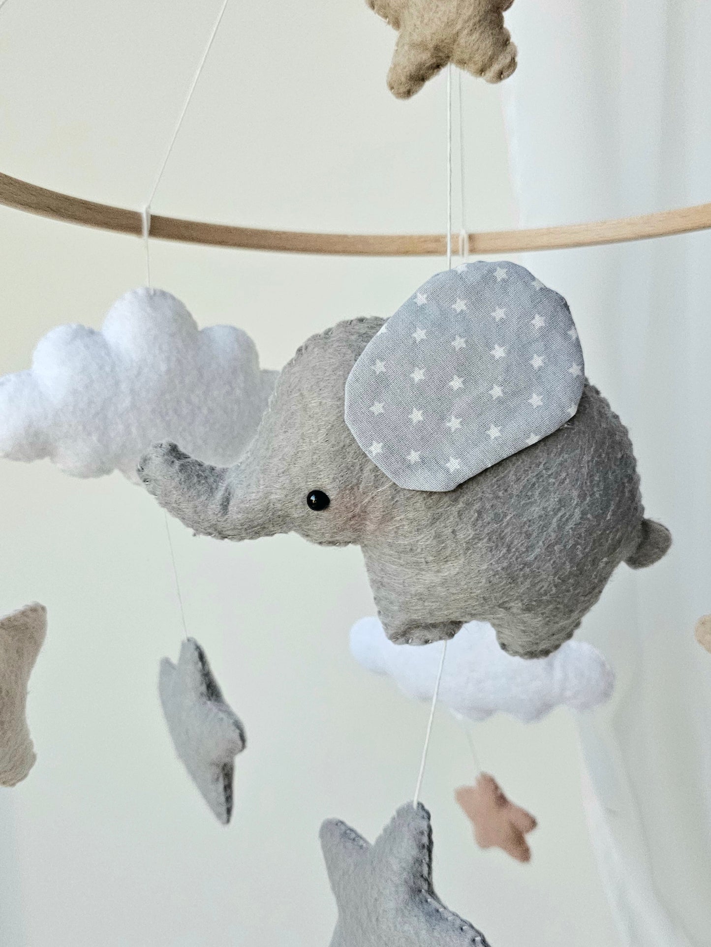 Mobile bébé éléphant rose